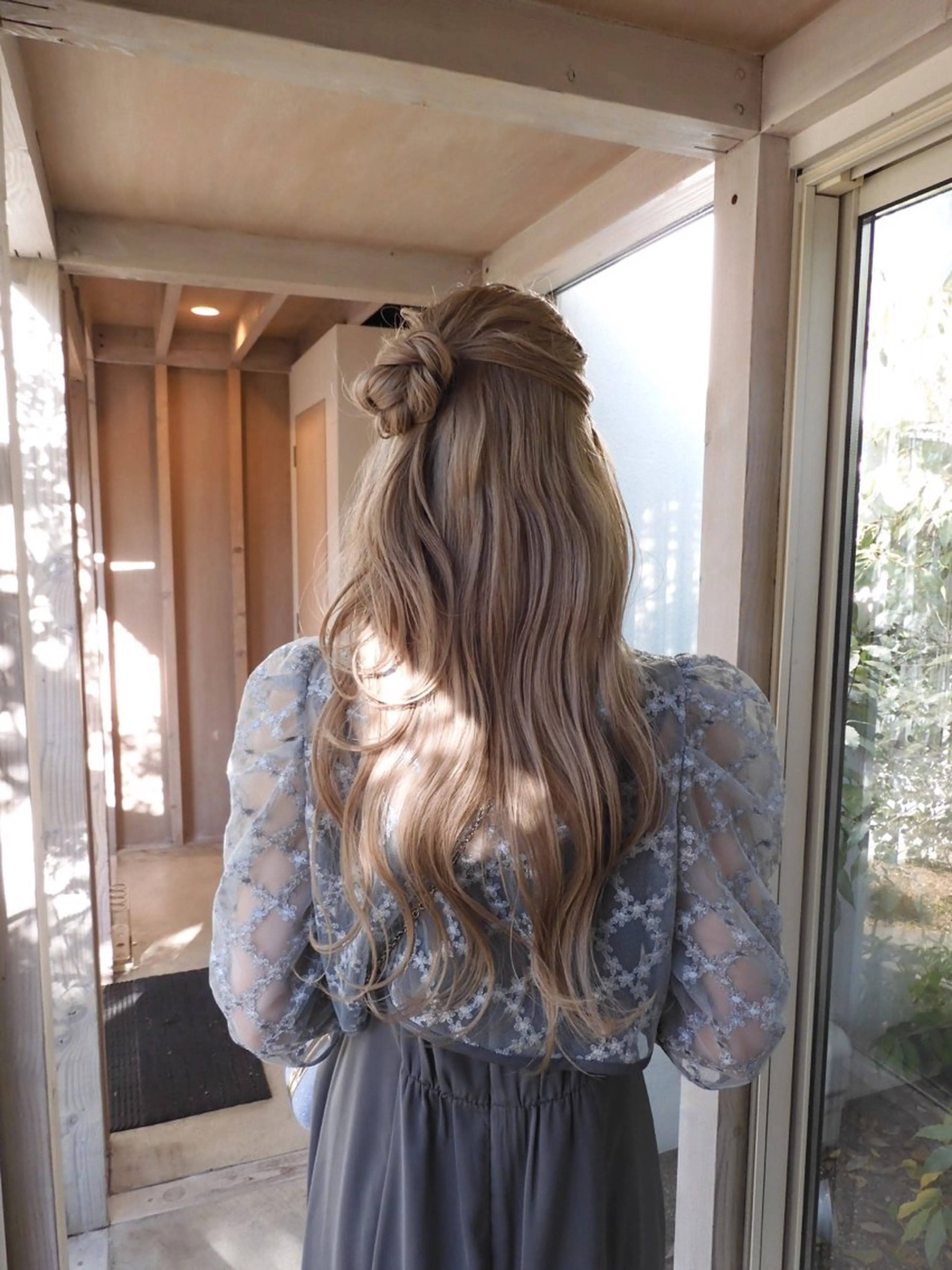 ロング お団子ヘア ヘアセット Nino hair garden所属・実生miu 個性派ハイトーンのヘアスタイル