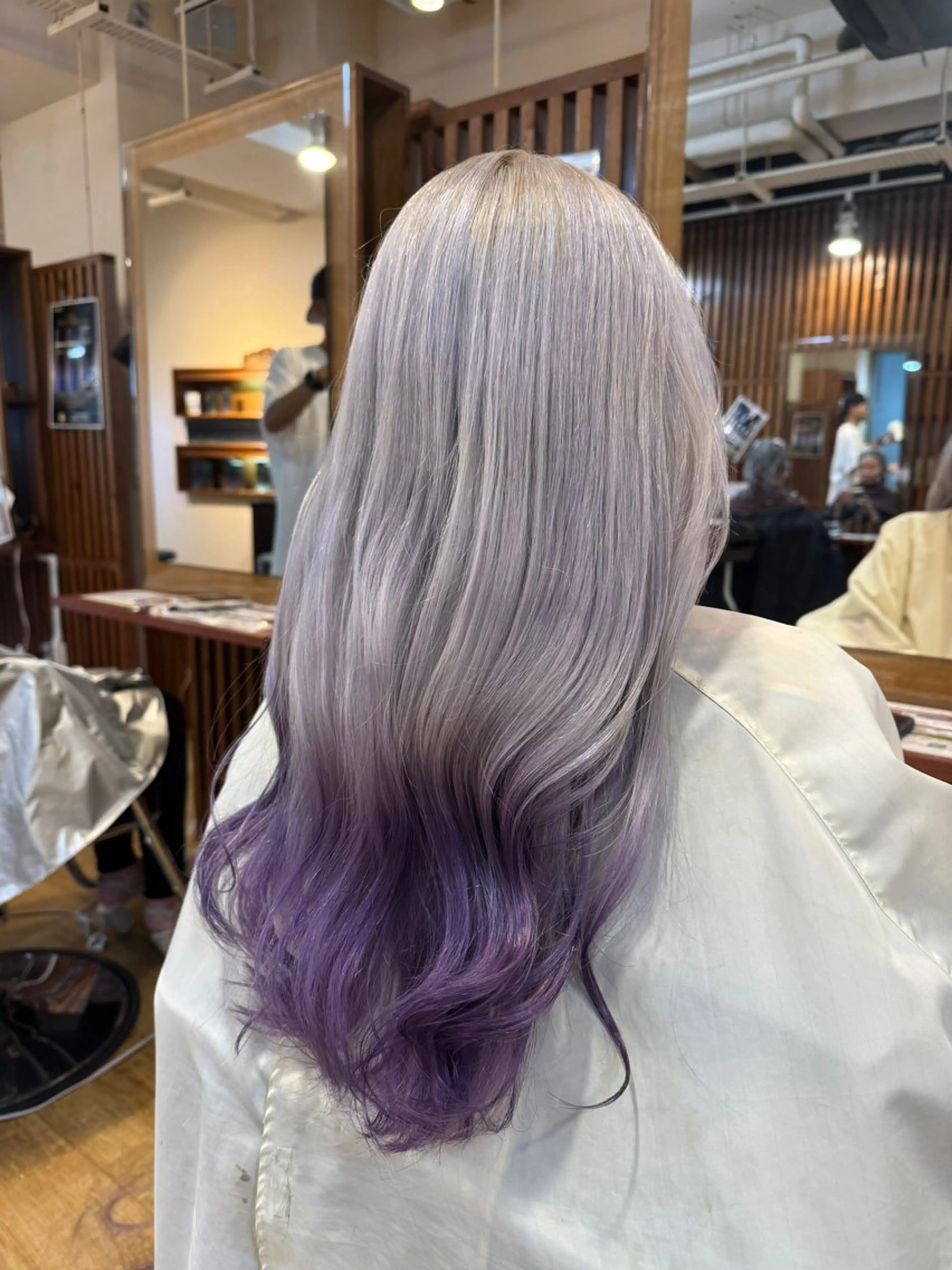 セミロング カラー グラデーションカラー パープルカラー シルバー ホワイトシルバー カット ヘアカラー ルーツ/ デザイン/ ハイトーン/おこのぎのヘアスタイル