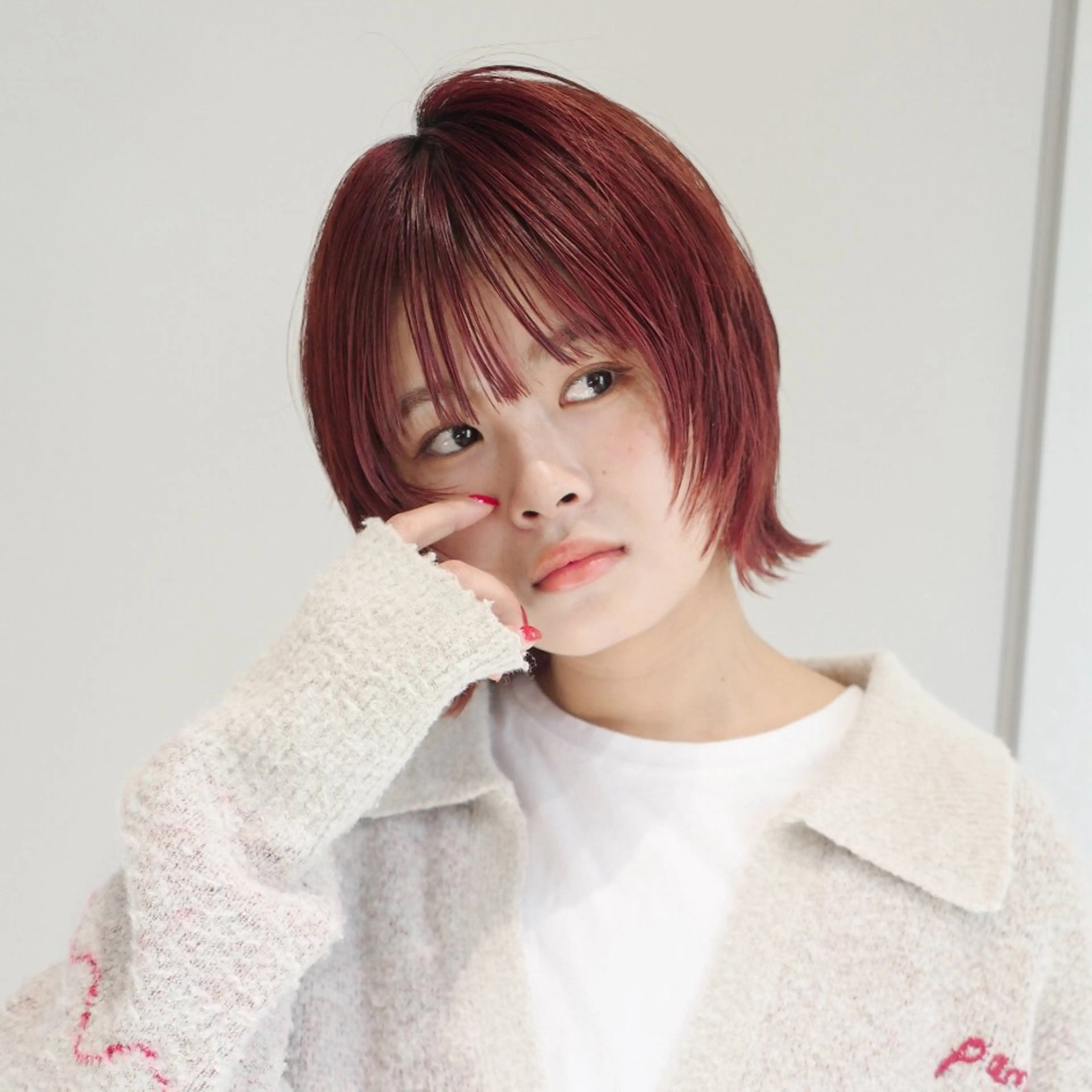 ショート カラー ボルドーカラー ボブ レイヤーカット ウルフカット ウルフ/レイヤー/ ブリーチ/牧原歩夢のヘアスタイル