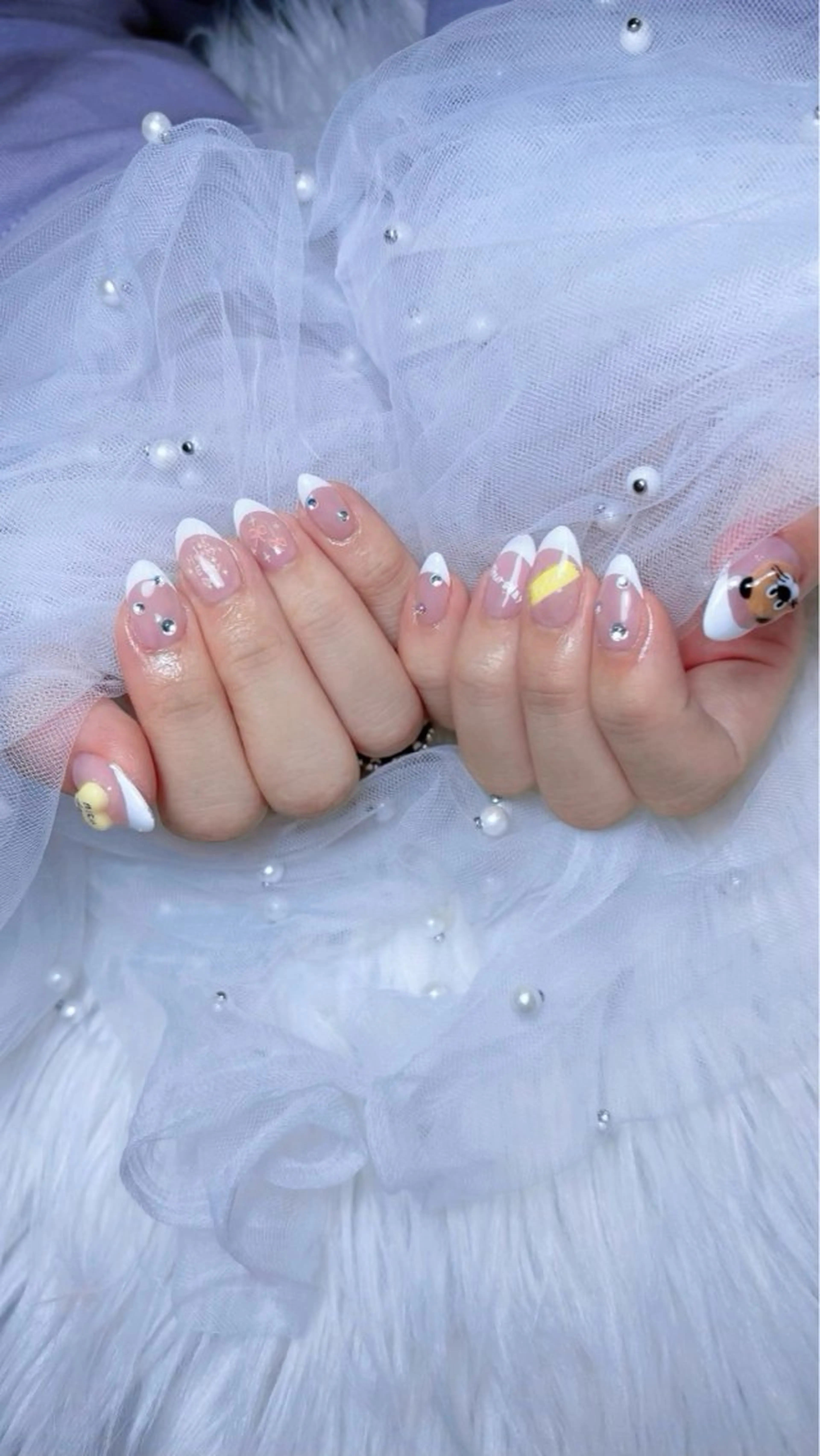 ネイル フレンチネイル ハンドネイル 𝑬𝑹𝑰𝑲𝑨 𓂃🎀𓈒𓏸のネイルデザイン