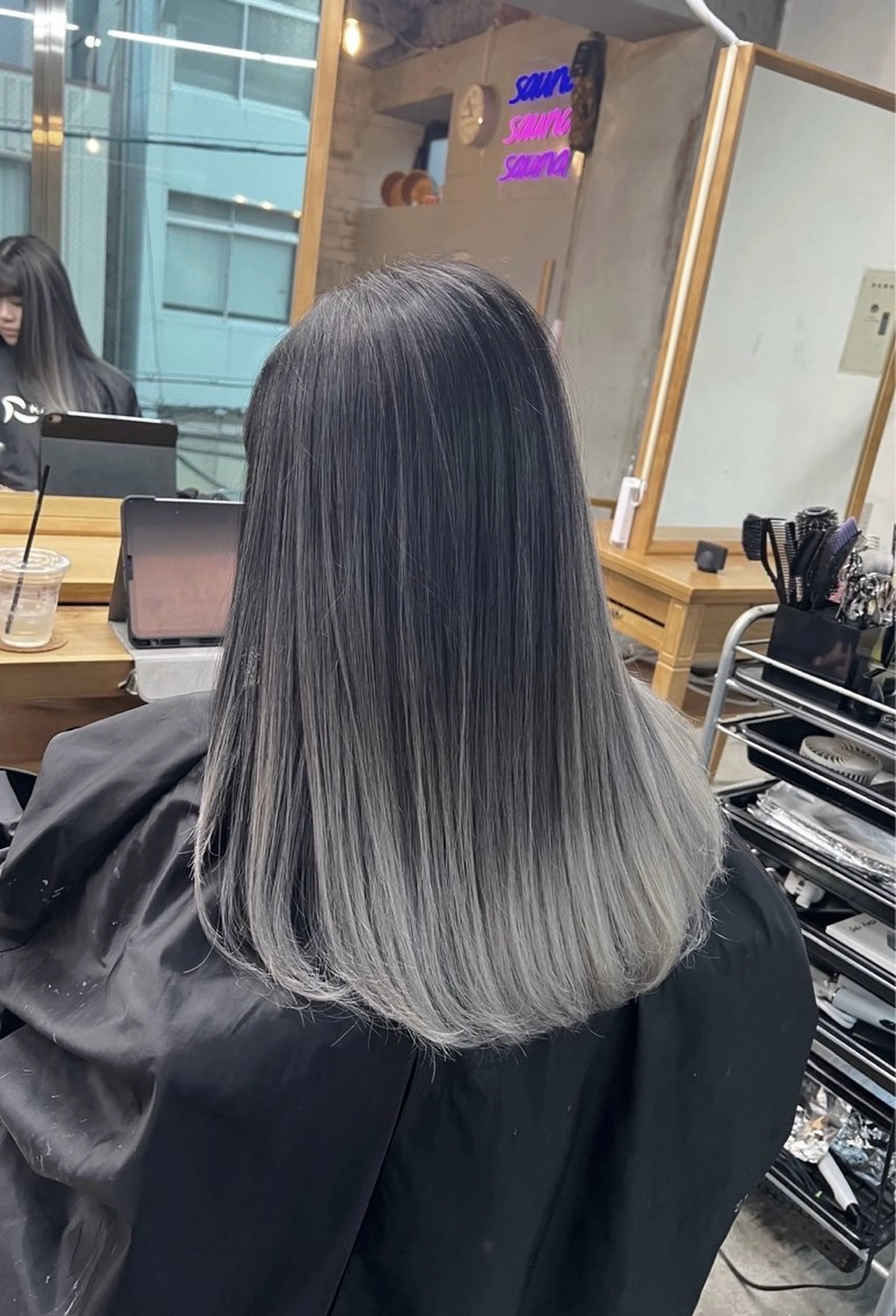 セミロング カラー バレイヤージュ シルバー ホワイトシルバー レイヤーカット ヘアカラー トリートメント ROBIN所属・指名数No.1 /NAOYAのヘアスタイル