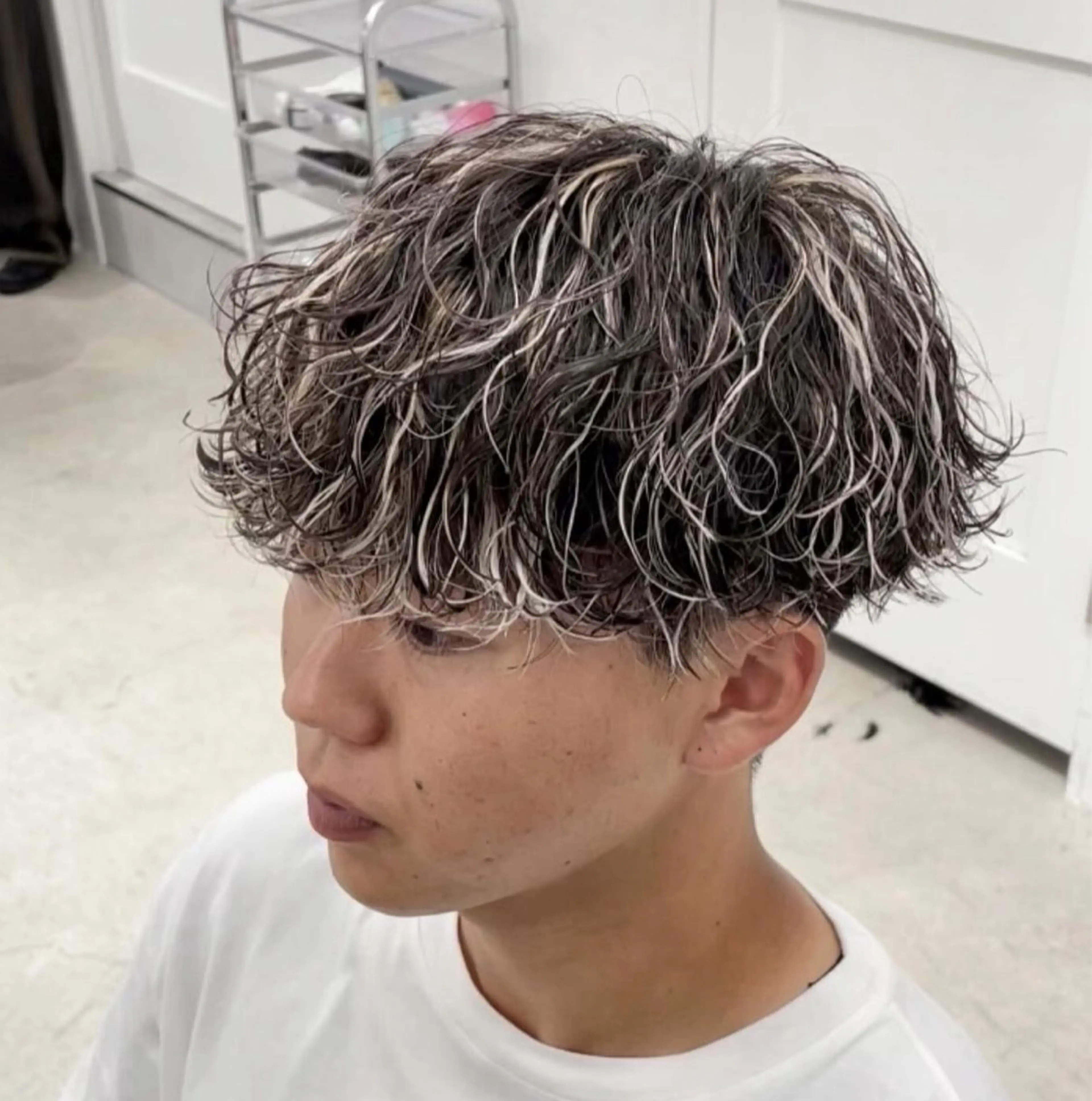 ショート カラー パーマ メンズ キッズ メンズメッシュ メッシュ 栄💗メンズパーマ｜ ハイトーン｜haruのヘアスタイル