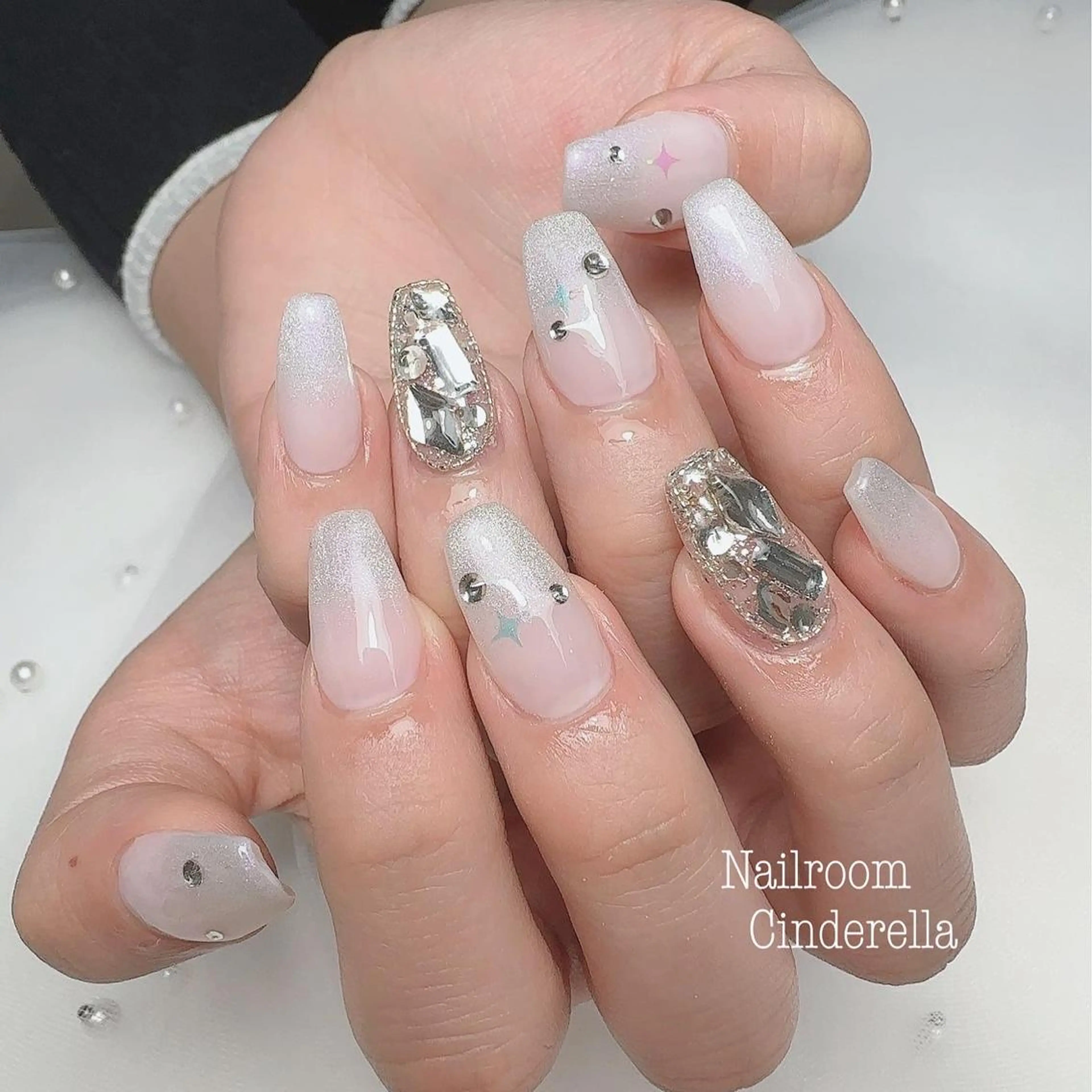 ネイル ホワイト Nailroom. Cinderellaのネイルデザイン