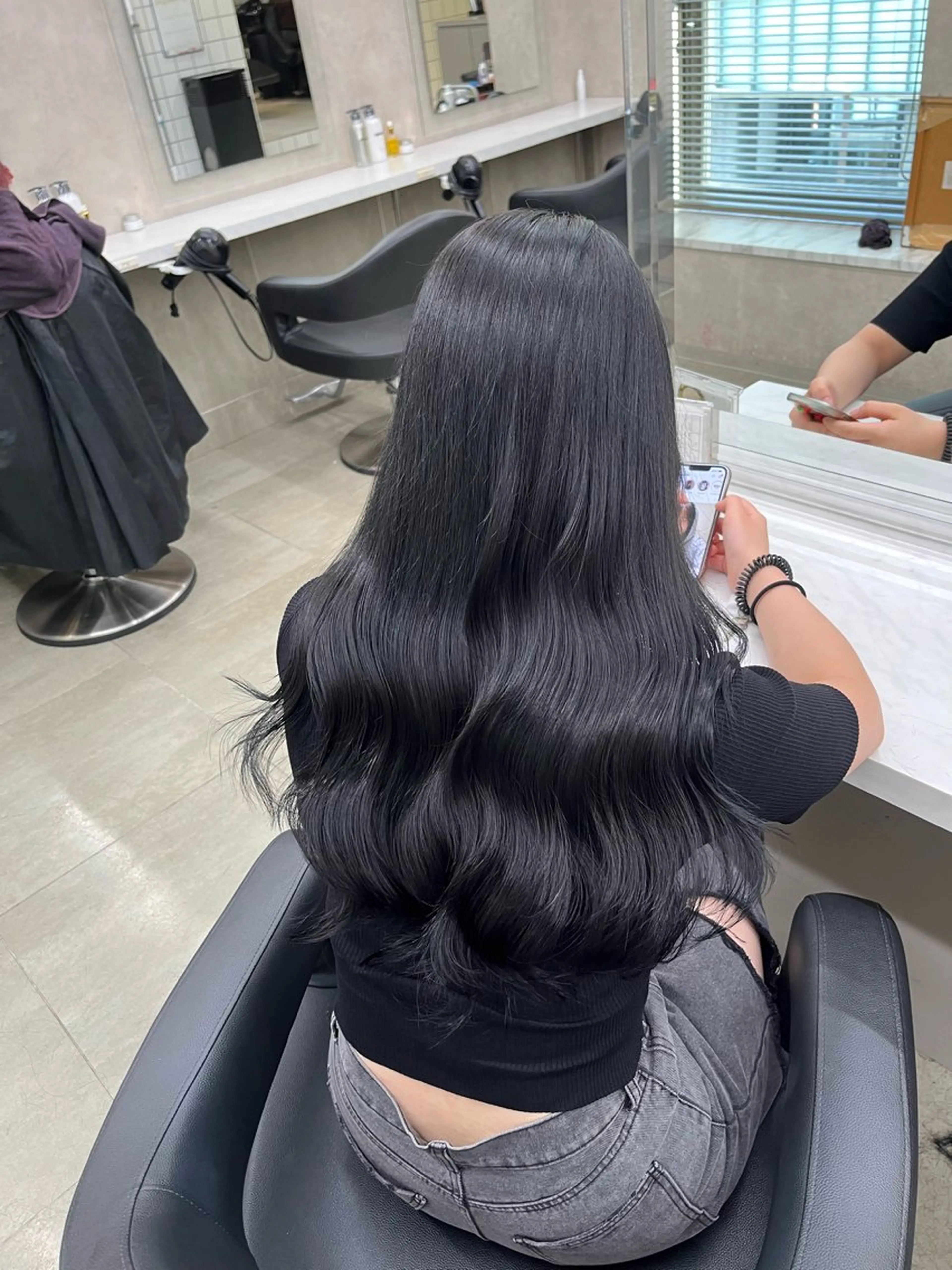 ミディアム カット ヘアカラー トリートメント ヘッドスパ ヘアセット 寒色＆ブリーチ特化 寒色MiOのヘアスタイル