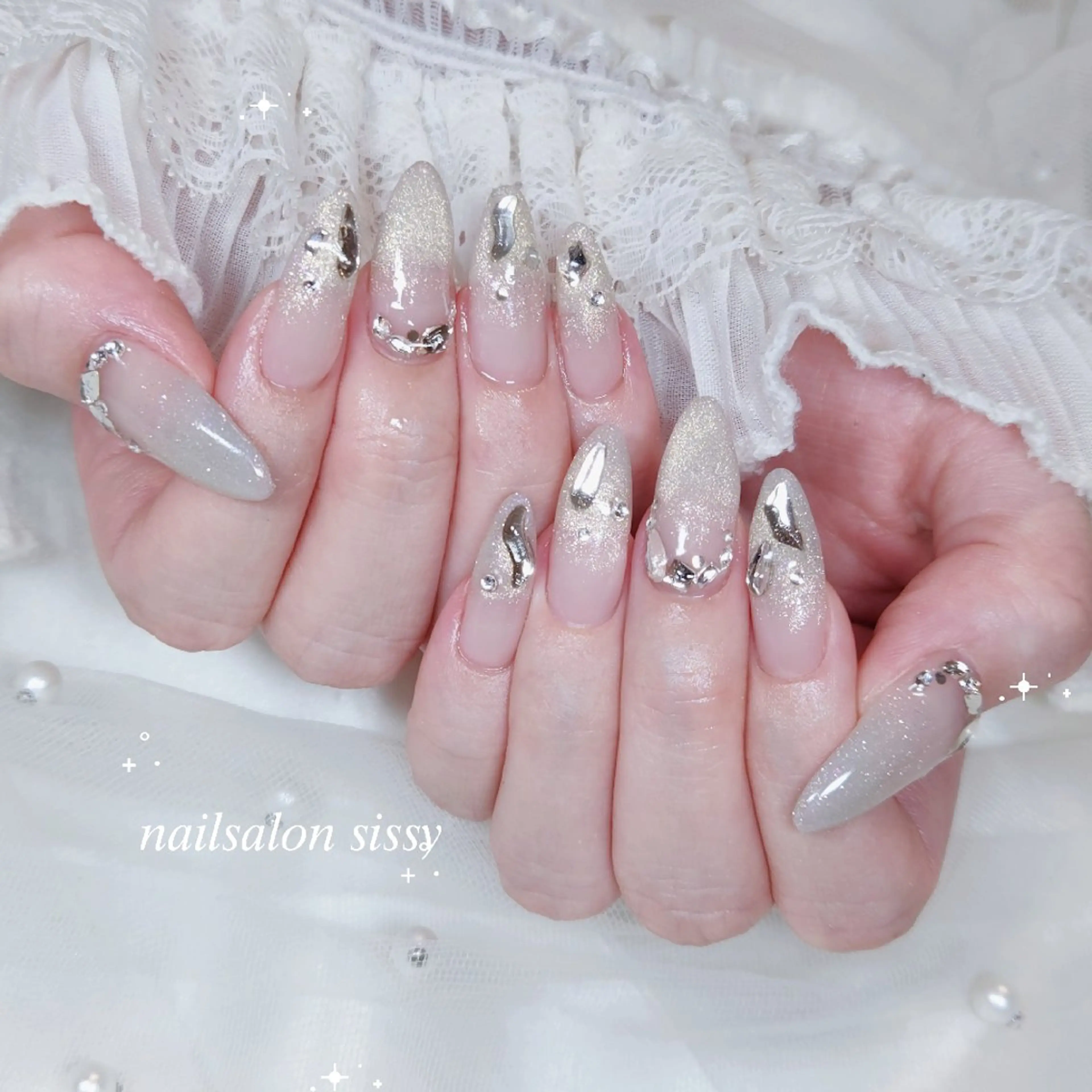ネイル キラキラネイル マグネットネイル ワンホンネイル 冬ネイル クリスマス ハンドネイル nailsalon sissy所属・sissy hatsuneのネイルデザイン