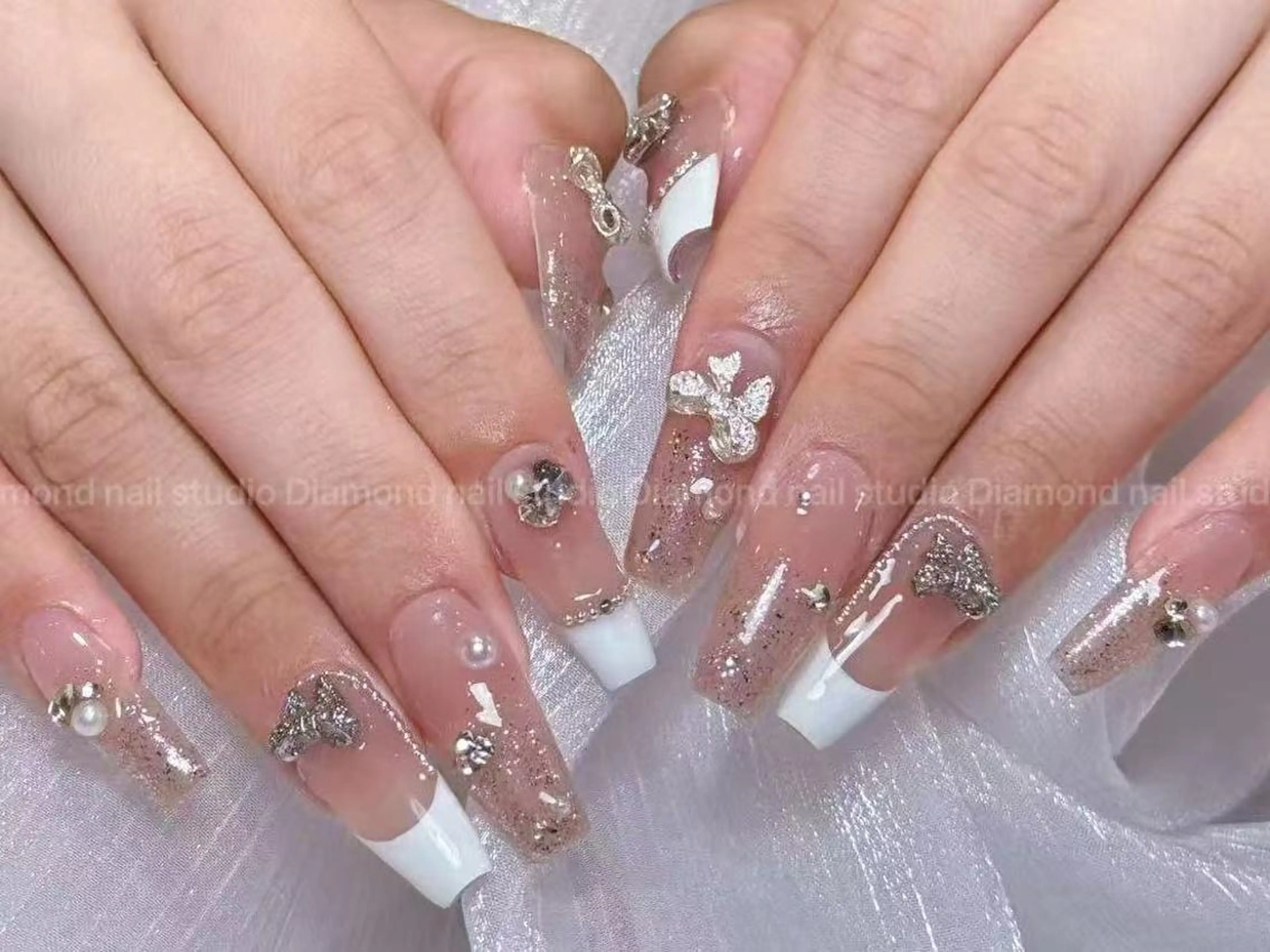 ネイル アートネイル オーロラネイル ガーリー キラキラネイル 韓国ネイル ハンドネイル ハンドケア Diamond ✨のネイルデザイン