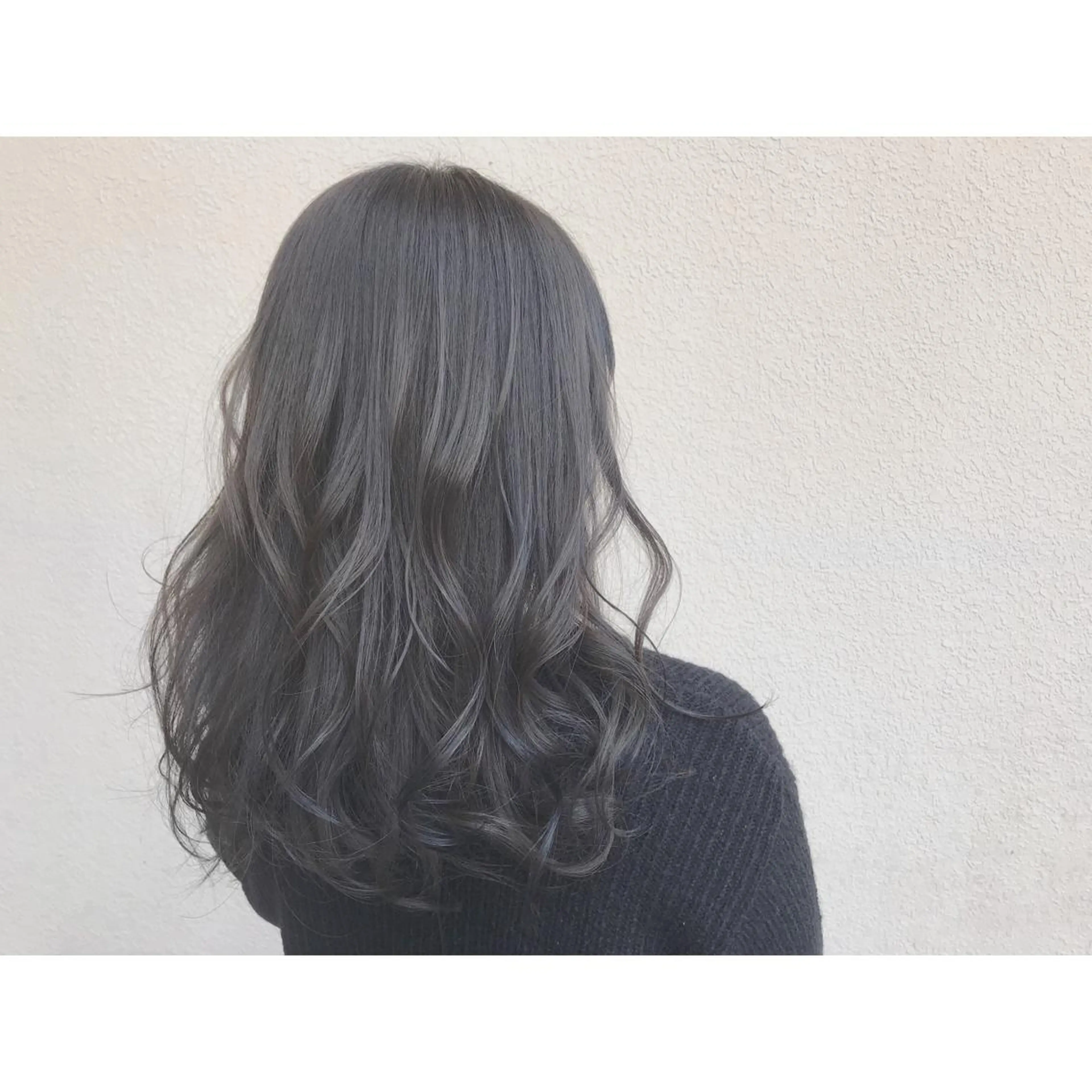 セミロング カラー アディクシーカラー アッシュ アッシュグレー グレージュ ハイライトカラー なかにし まゆみのヘアスタイル