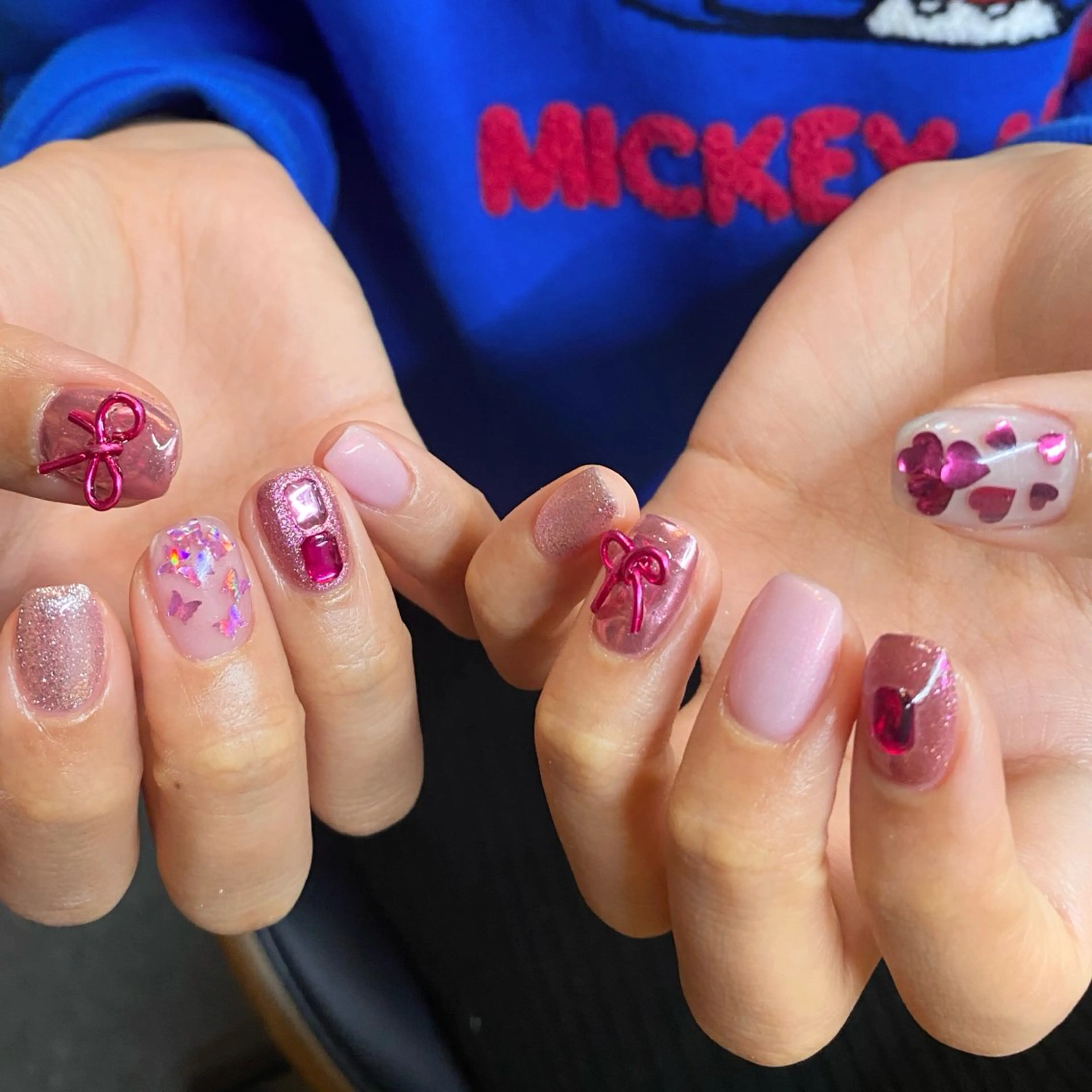 ネイル ハート ホログラムネイル ピンク リボン ハンドネイル ハンドケア 🎀NAIL🎀 AI🪄︎︎◝✩のネイルデザイン