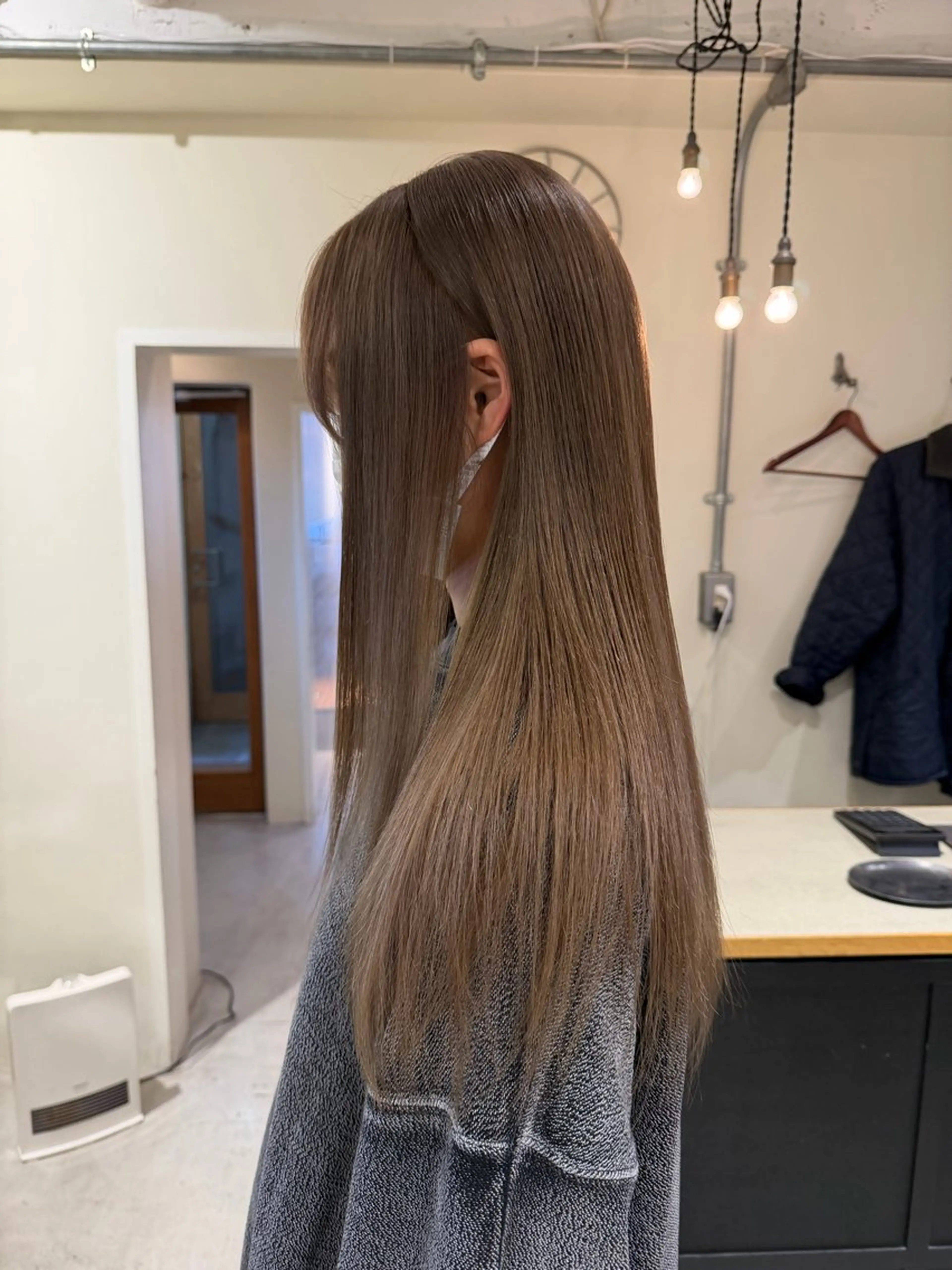 ロング カラー ベージュカラー ブリーチ ブロンド ミルクティーベージュ ヘアカラー 🦮shiori アイドルオタク🦮のヘアスタイル