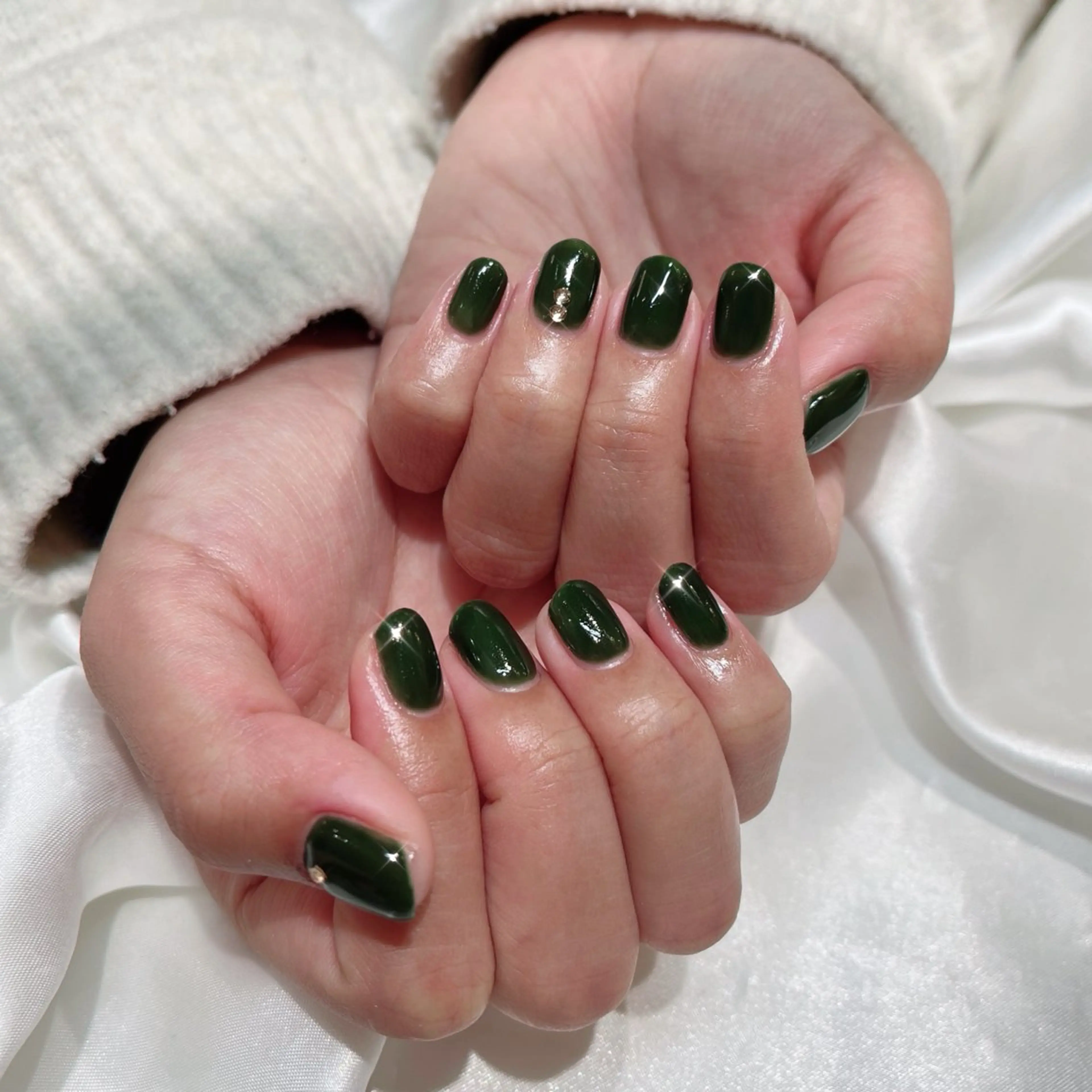 ネイル ブラウン グリーン ストーンネイル nail salon HERA所属・HERA 小橋川のネイルデザイン