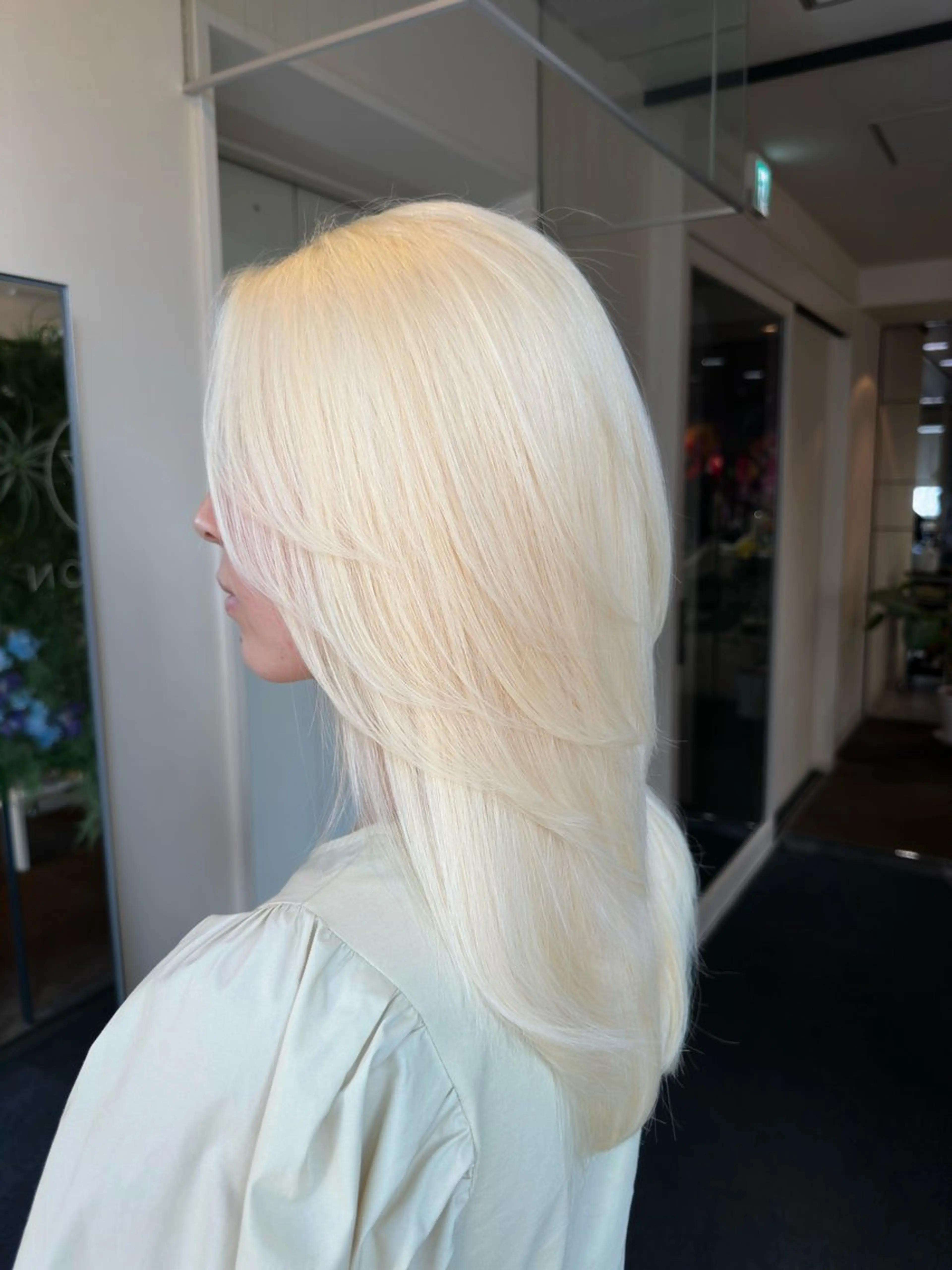 セミロング カラー ブリーチ 抜きっぱなしブロンド ブロンド ケアブリーチ ホワイトブロンド ヘアカラー 💎ブリーチ特化💎 byW_SALONのヘアスタイル