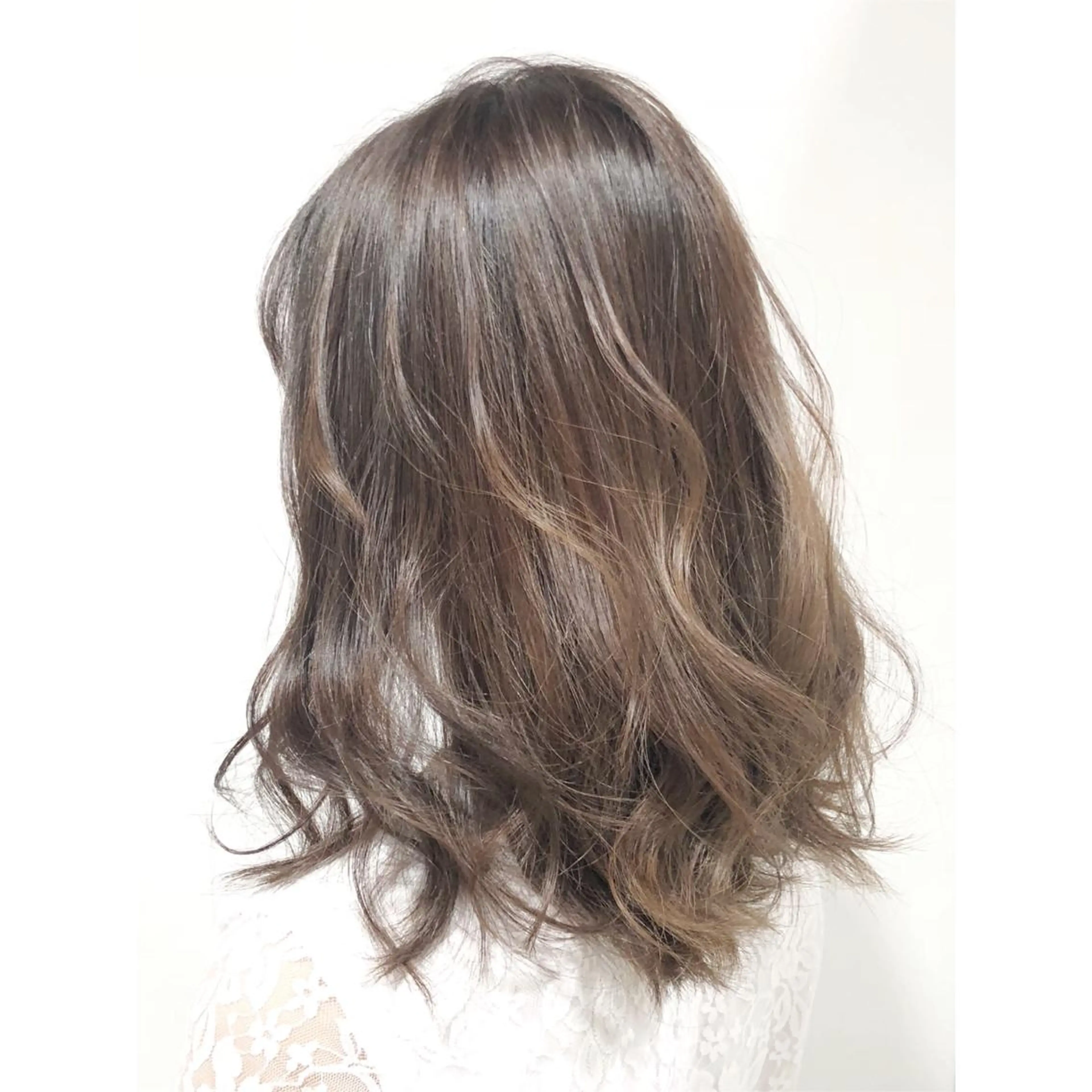 ミディアム カラー ベージュカラー ブリーチ ケアブリーチ ハイライトカラー イルミナカラー KIZU 髪質改善 オカルト怪談のヘアスタイル