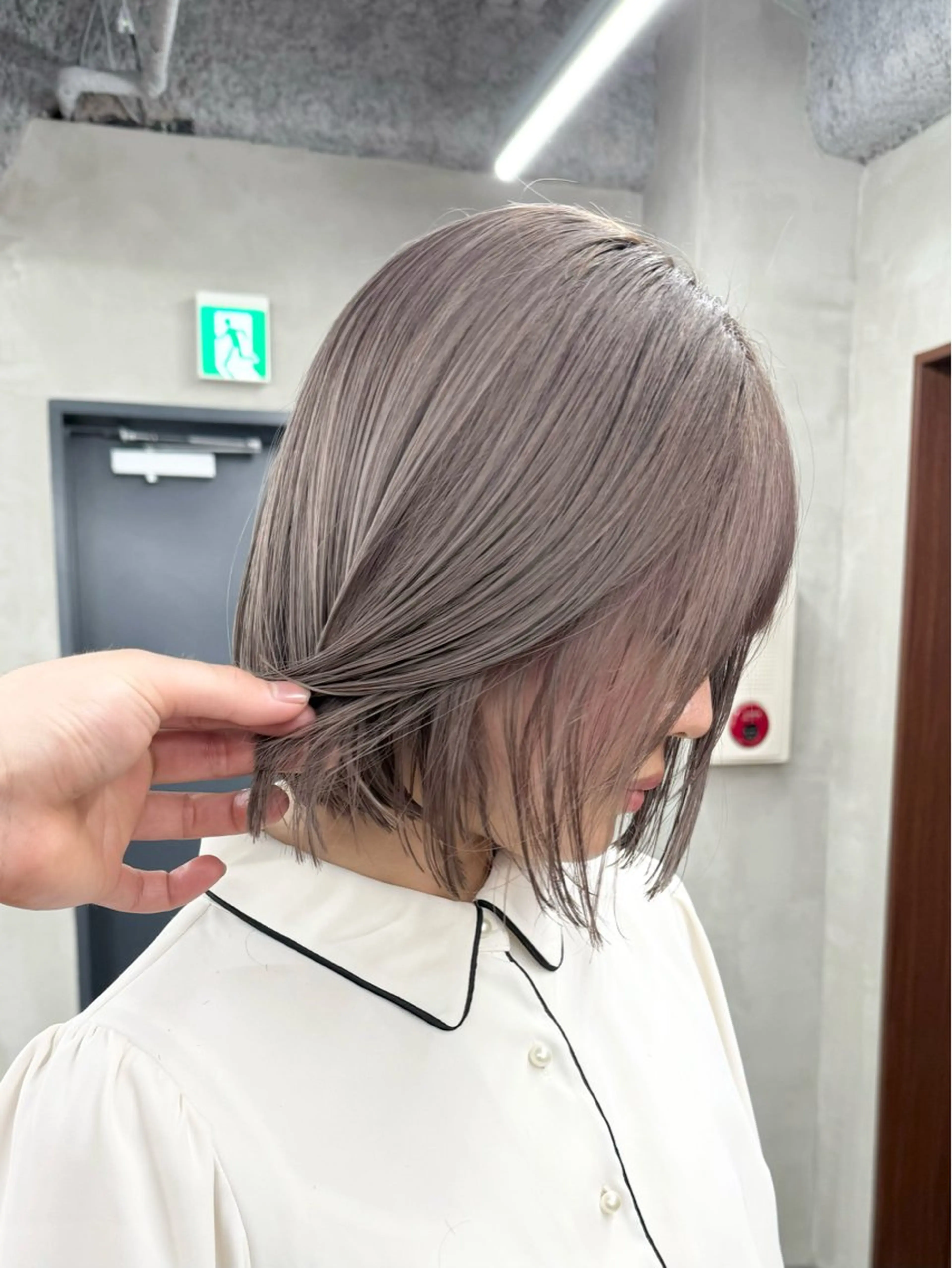 ショート カラー アッシュ ベージュカラー ブリーチ ブロンド ブラウンカラー カット ヘアカラー トリートメント nico TOKYO 渋谷所属・ブリーチ　ハイトーン 特化🌈フジタハルキのヘアスタイル