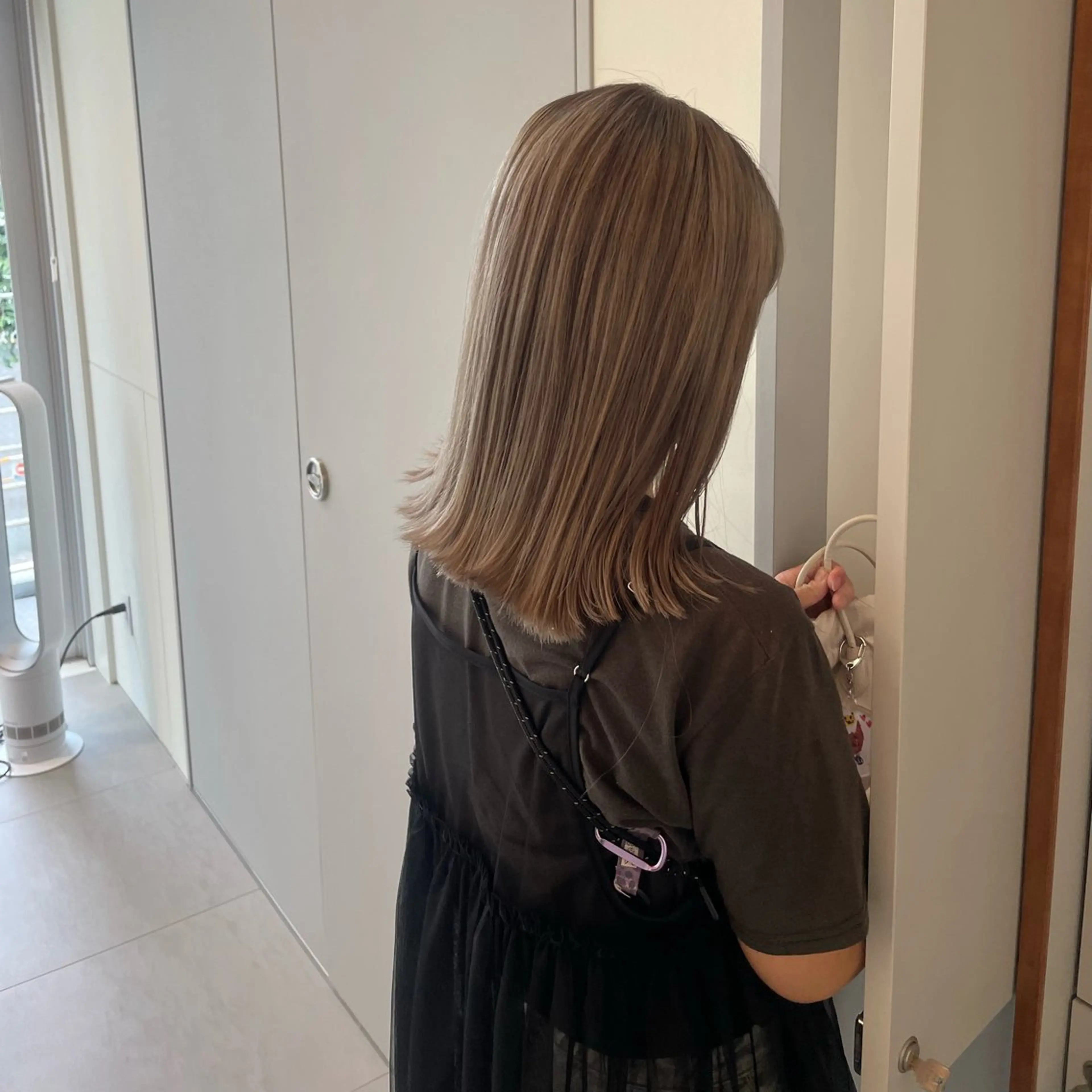 セミロング カラー ベージュカラー ブリーチ 透明感カラー ダブルカラー グレージュ ヘアカラー トリートメント ブリーチ/レイヤー 🌻Mutsumiのヘアスタイル