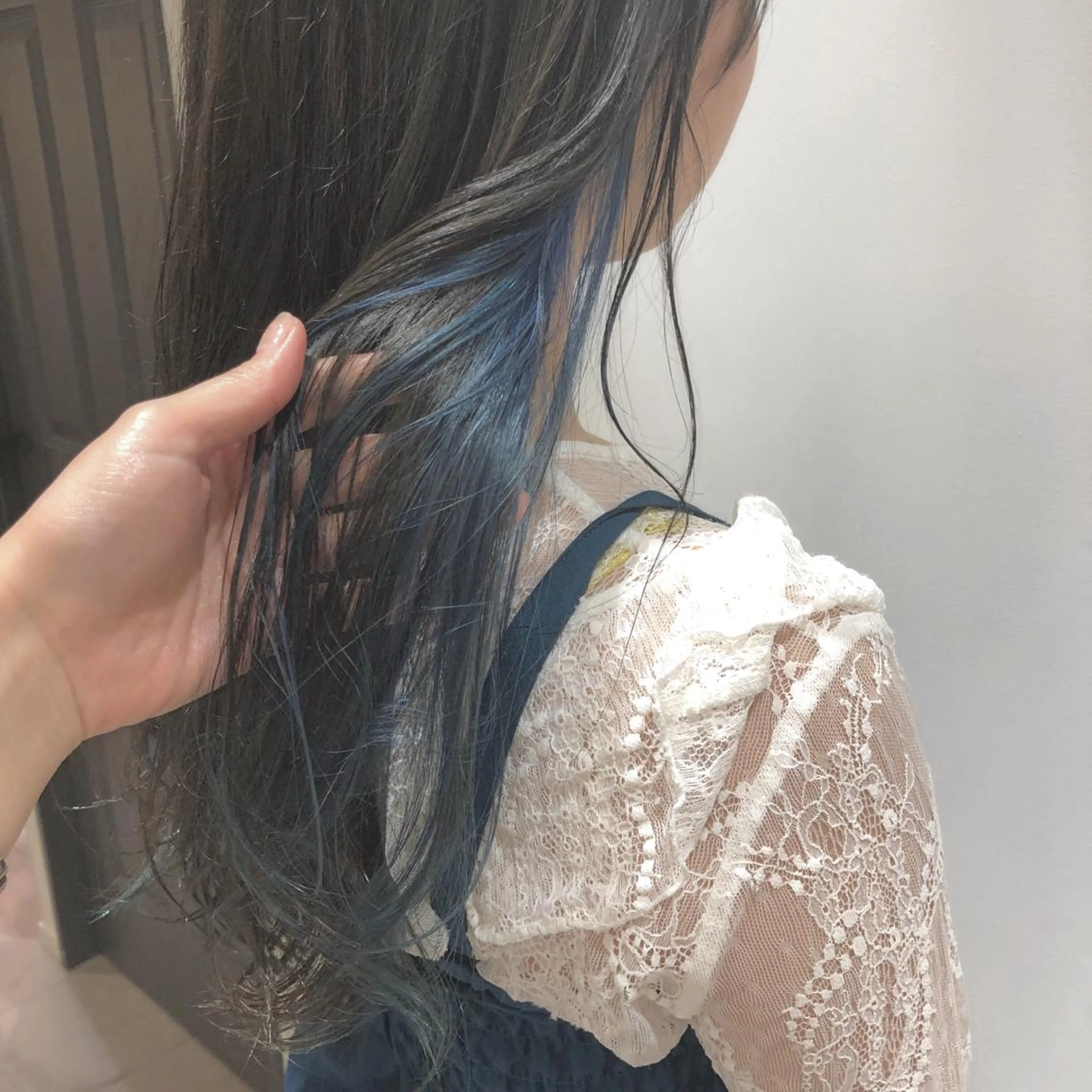 ロング カラー ブルーカラー インナーカラー カット ヘアカラー 縮毛矯正 トリートメント 江原 彩華のヘアスタイル