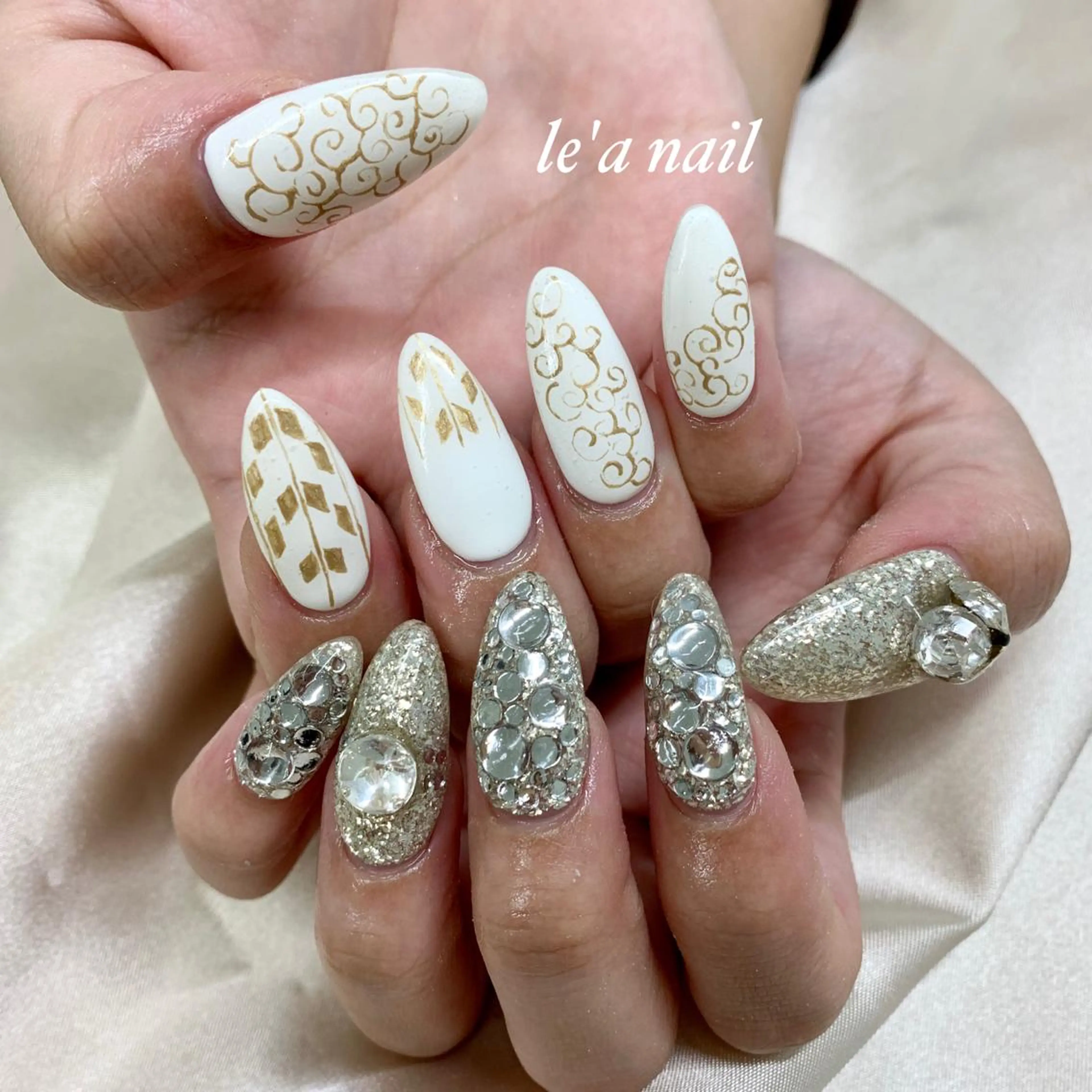 ネイル 成人式 キラキラネイル ロングネイル ホワイト pu muのネイルデザイン