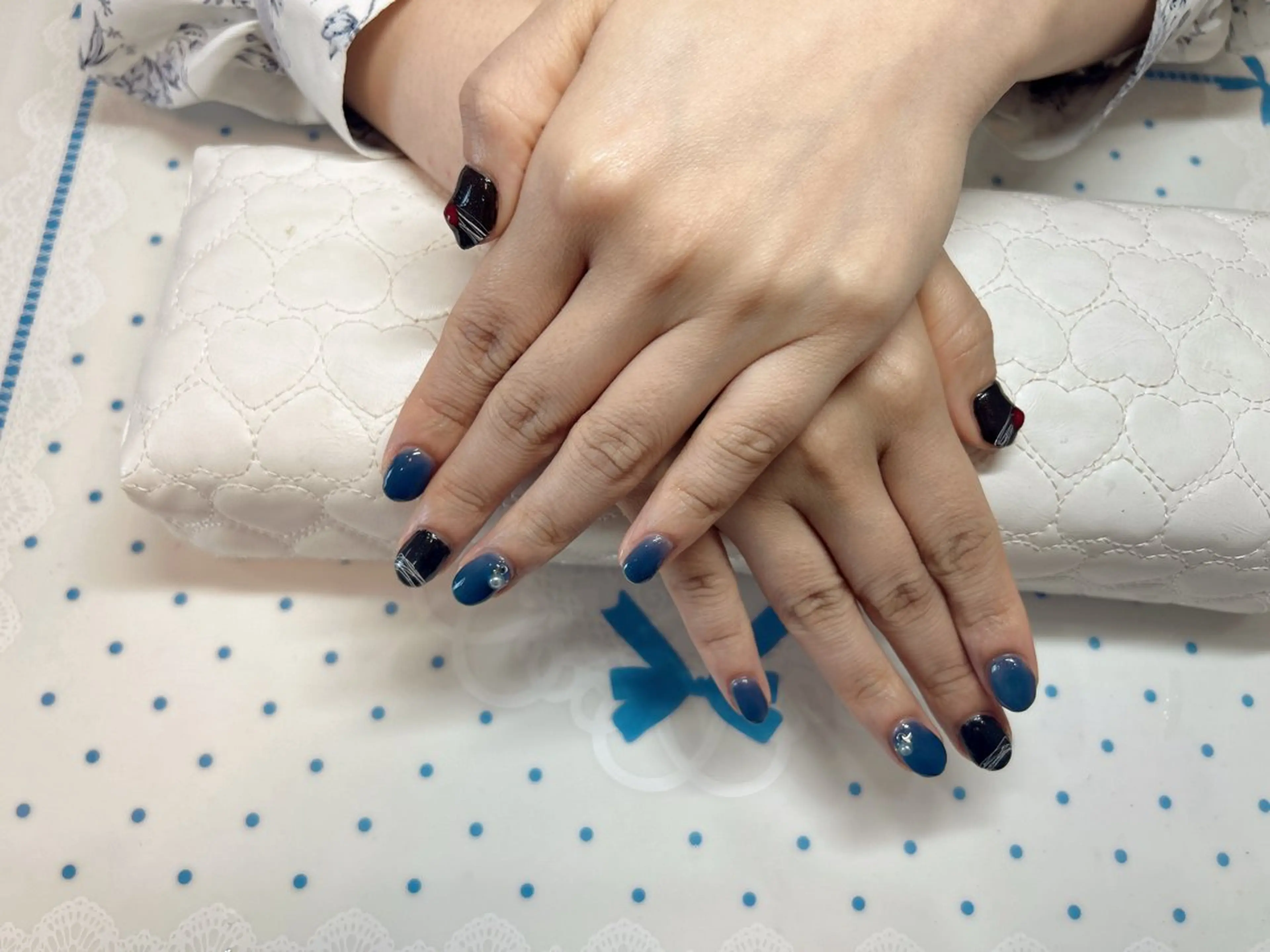 ネイル ブルー ハート ピンク キューティプティ池袋東口店所属・🍒✨萌 萌✨🍒のネイルデザイン