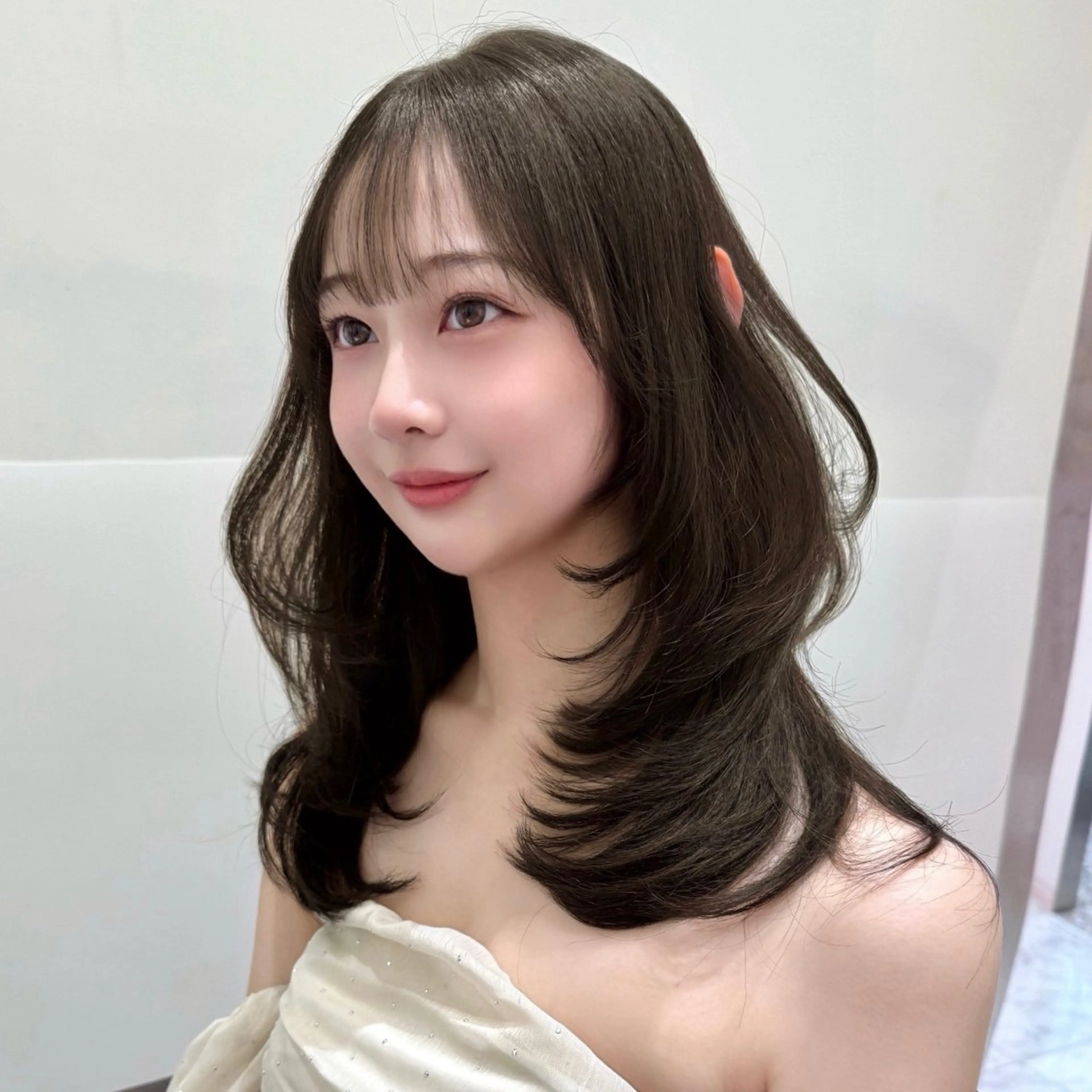 ミディアム カラー ミディアムレイヤー アッシュ ブラウンカラー チョコレートブラウン レイヤーカット モテ韓国ヘア/ レイヤー🤍RIKAのヘアスタイル