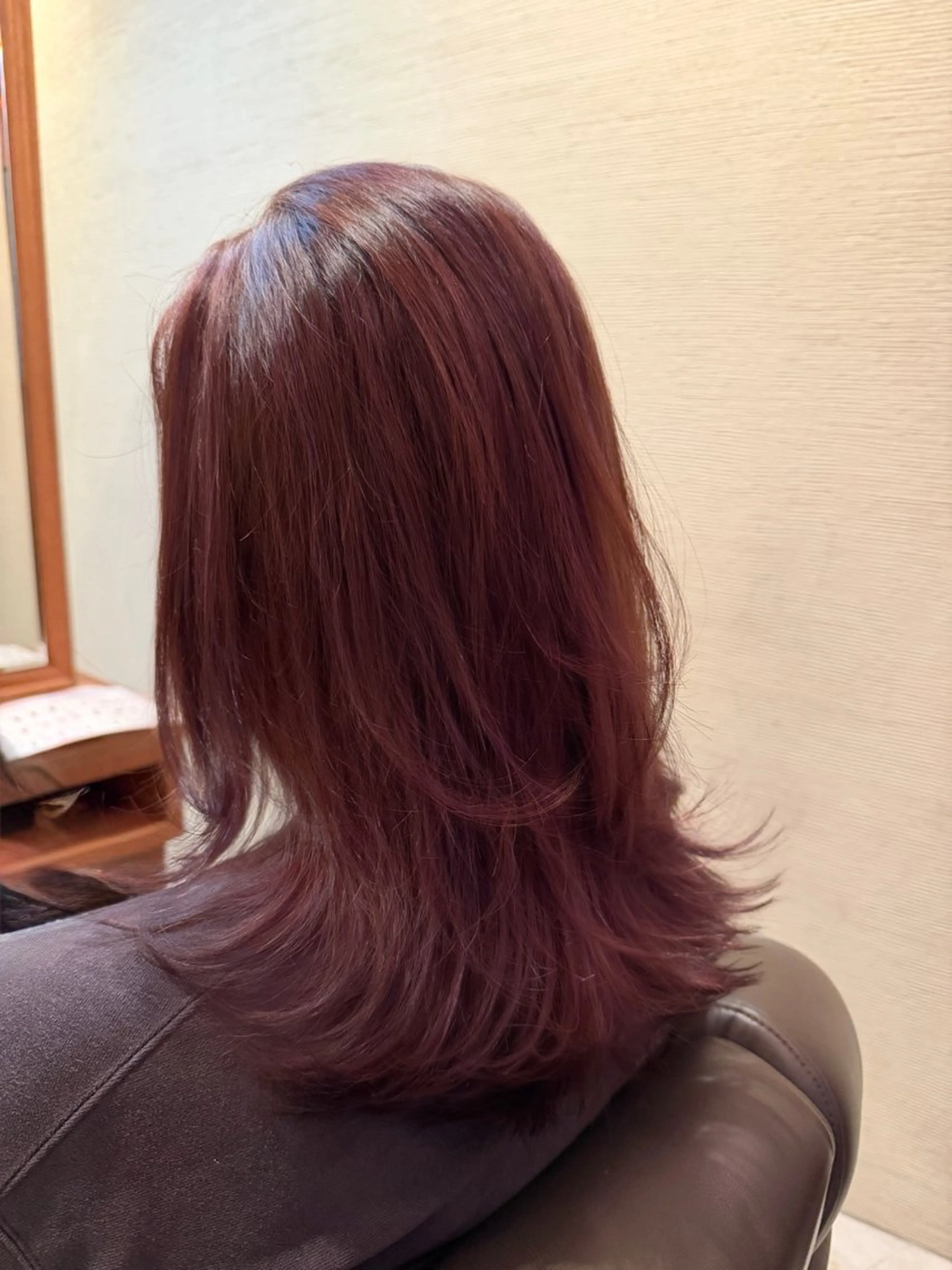 セミロング カラー カシス ピンクカラー ピンクパープル パープルカラー くびれヘア パーマ/艶カラー/ 髪質改善/伊藤愛麻のヘアスタイル