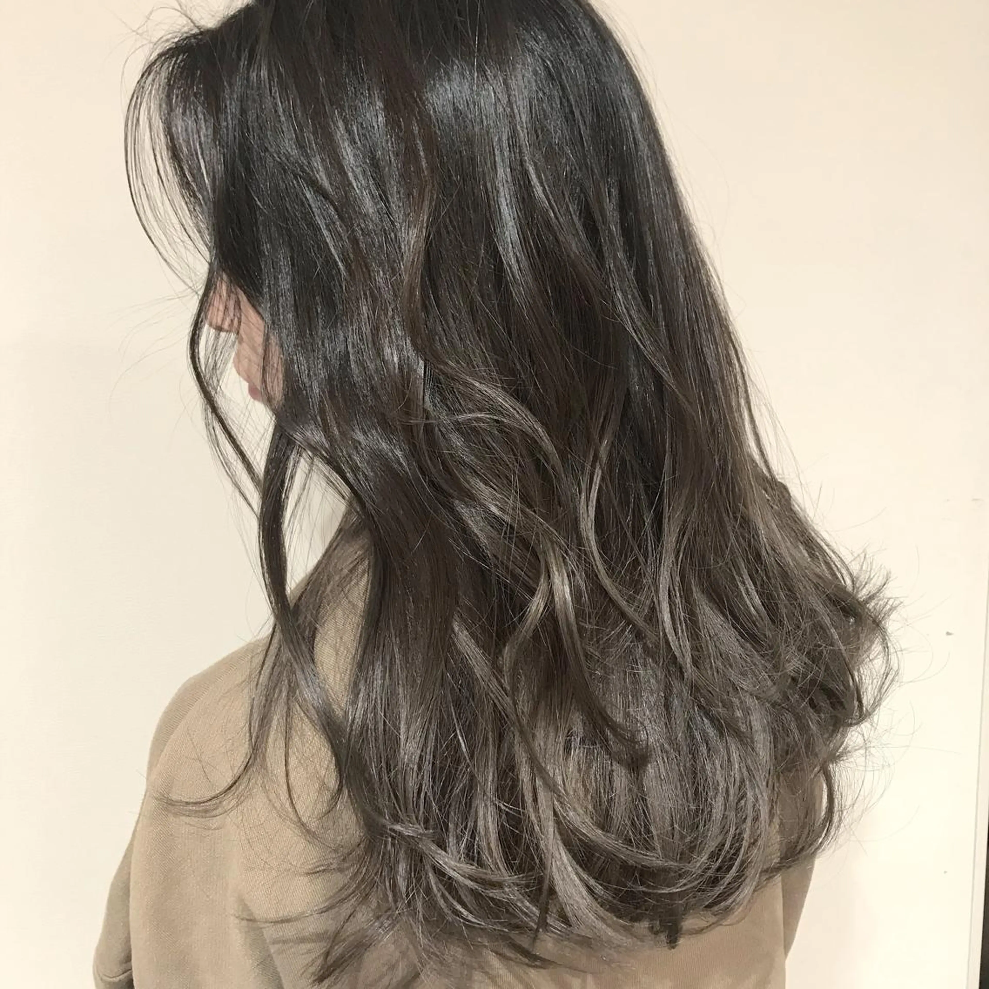 ミディアム カラー アッシュ アッシュグレー アッシュグレージュ バレイヤージュ ベージュカラー AMI Hair  supply所属・髪質改善カラー 韓国風レイヤーのヘアスタイル