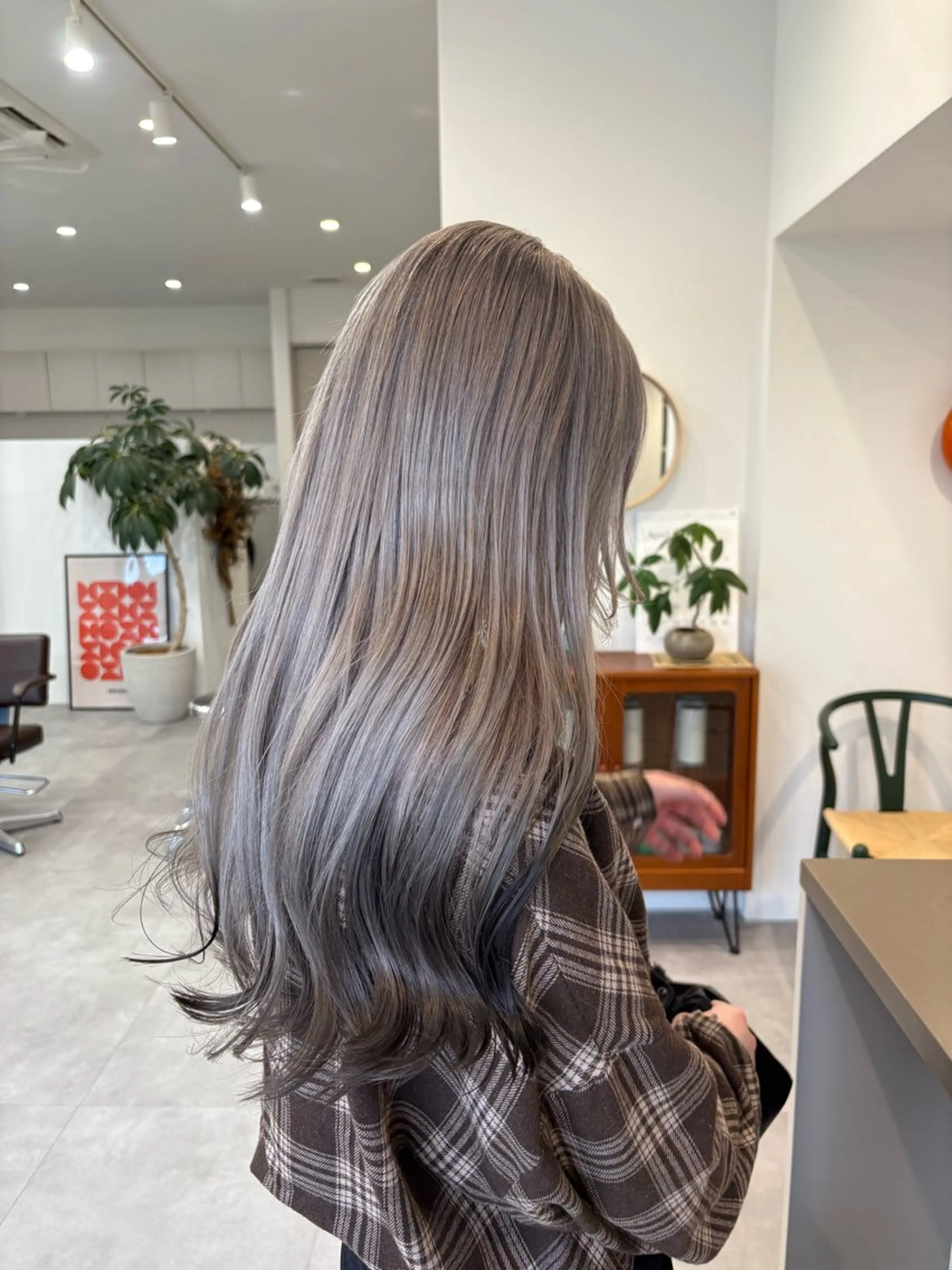 ロング カラー ブリーチ YUEN イシイ アミのヘアスタイル