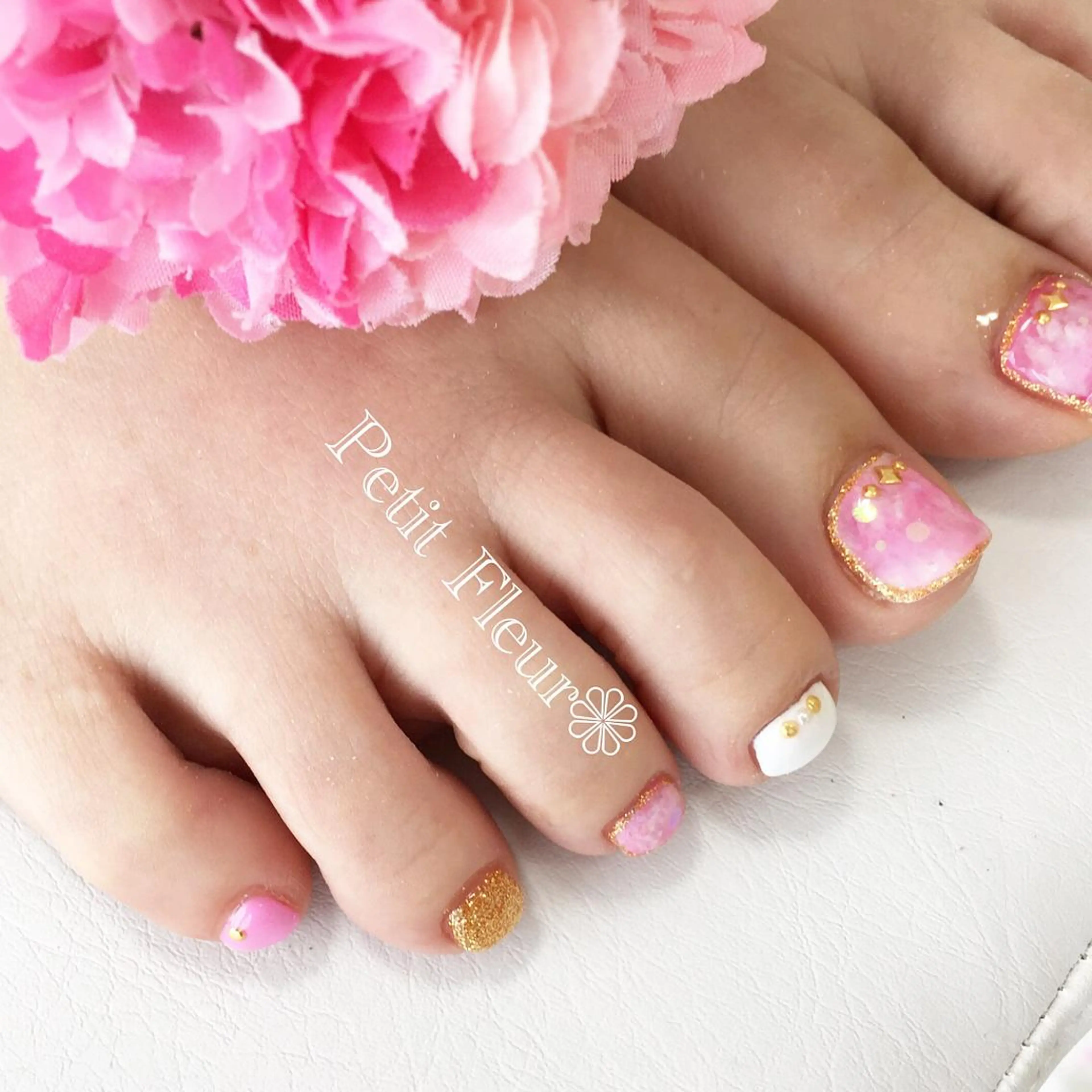 ネイル ピンク 夏ネイル ホワイト Petit Fleur所属・青柳 亜梨奈のマツエク・マツパデザイン