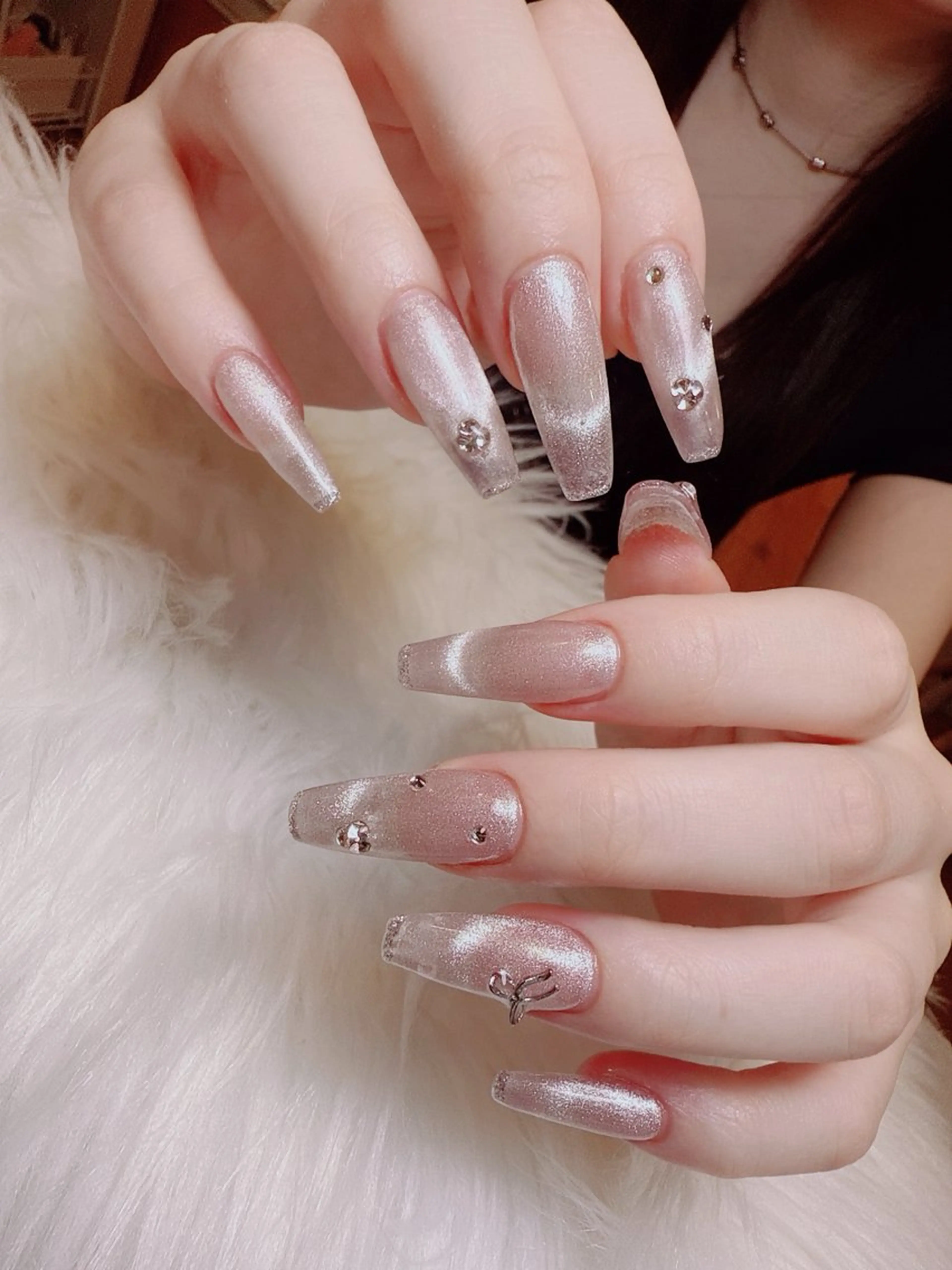 限定❣️ (ソフトジェルオフ無料)自爪マグネツドフレンチ（大パーツ2個）   （スート别料金）の写真