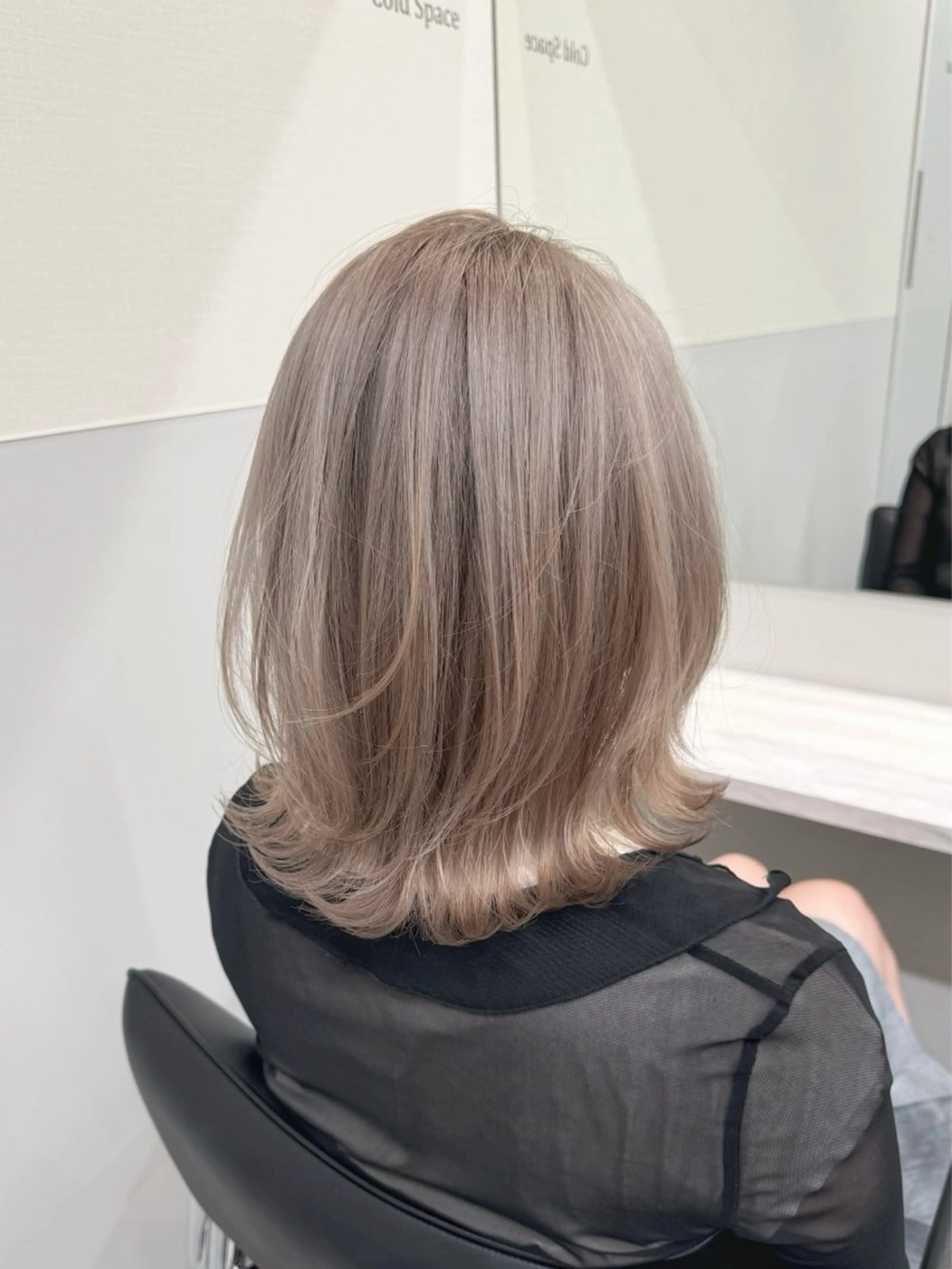 ミディアム カラー ブリーチ ケアブリーチ 透明感カラー グレージュ ミルクティーグレージュ ヘアカラー トリートメント ヘアセット SALOWIN新宿三丁目【サロウィン】所属・レイヤー🔶髪質改善 🔶透明感カラー青木のヘアスタイル