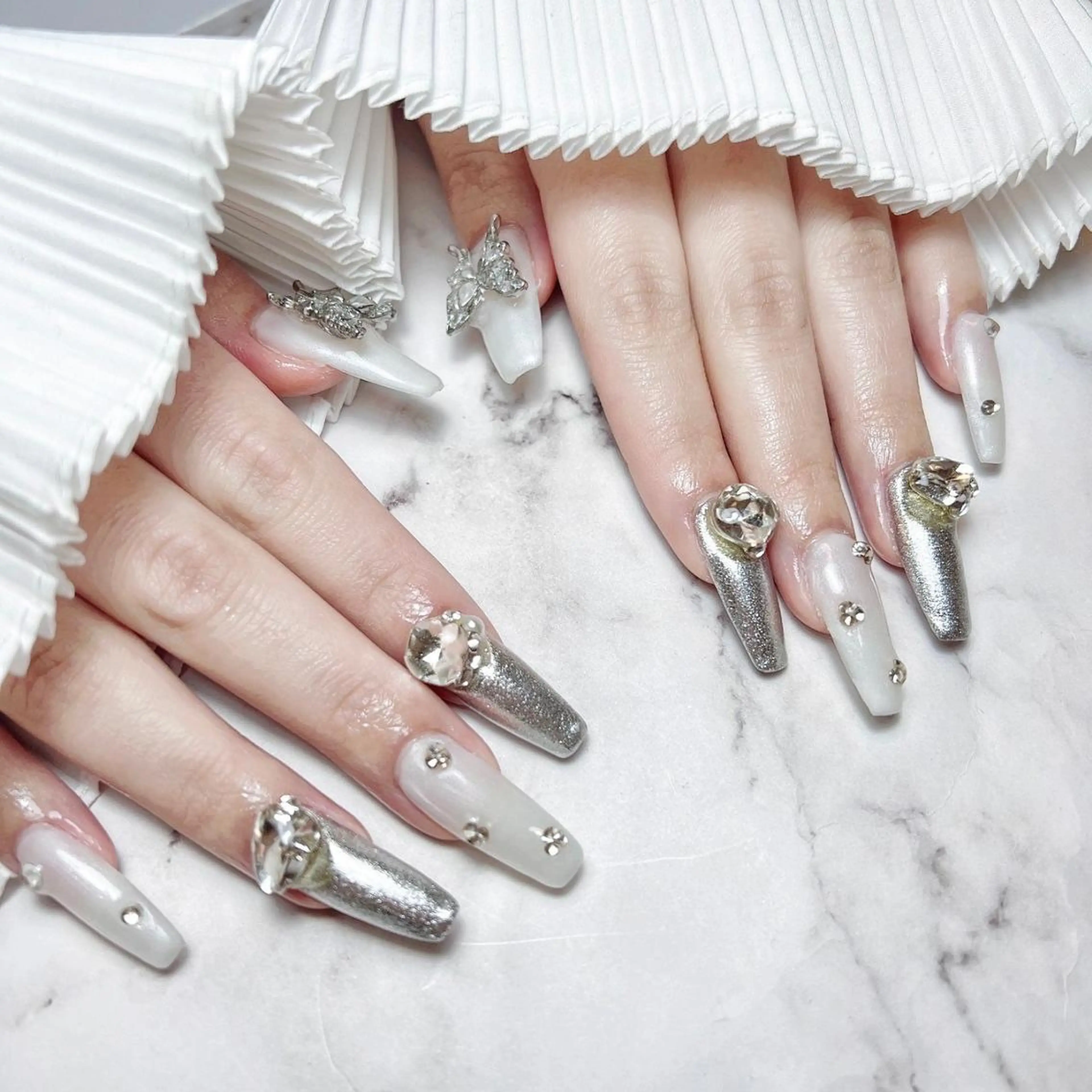 ネイル RAFFINE 月🦋🩵のネイルデザイン