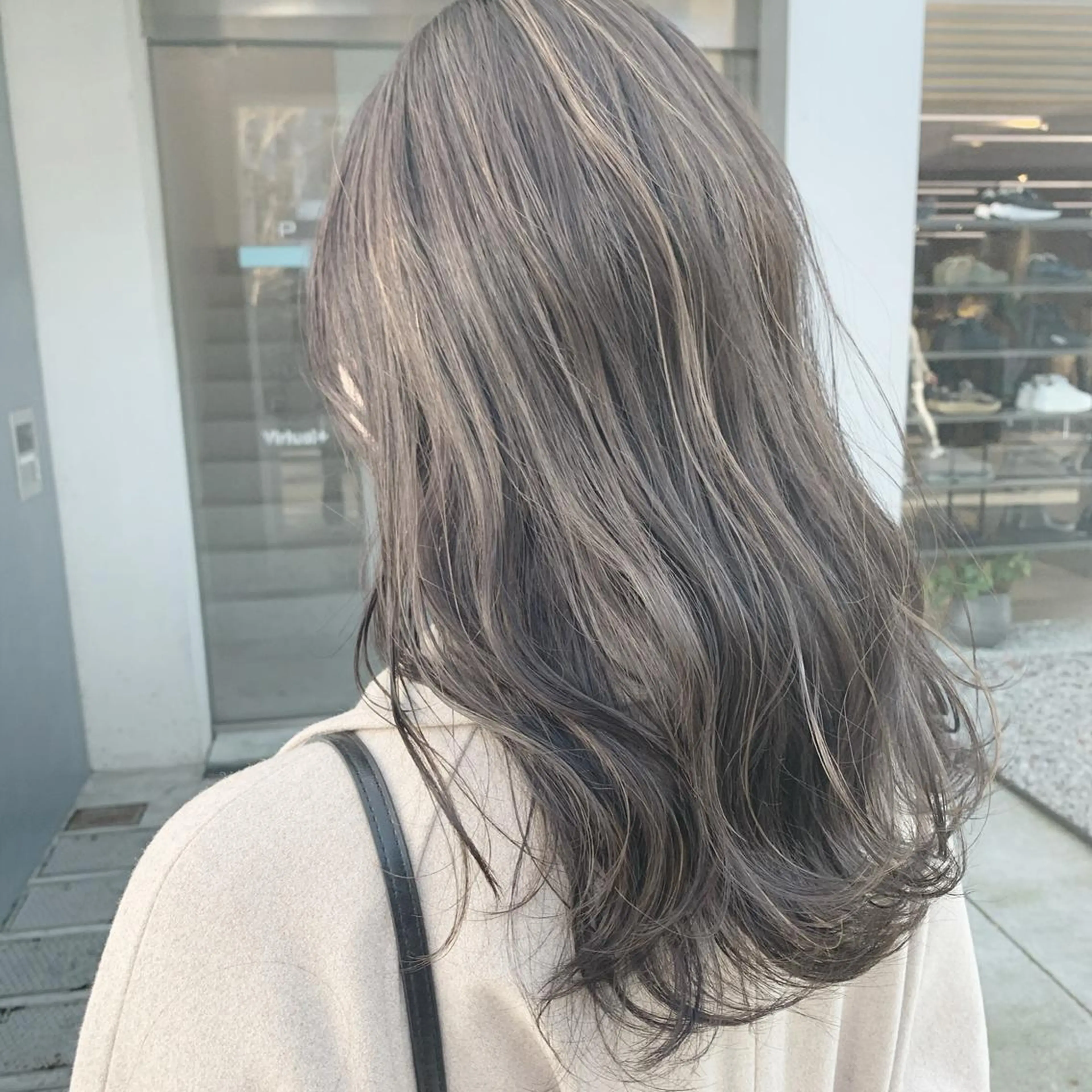 ロング カラー ネイル ヘアカラー トリートメント ハイトーン&暗髪🔥 表参道二刀流マエダのヘアスタイル