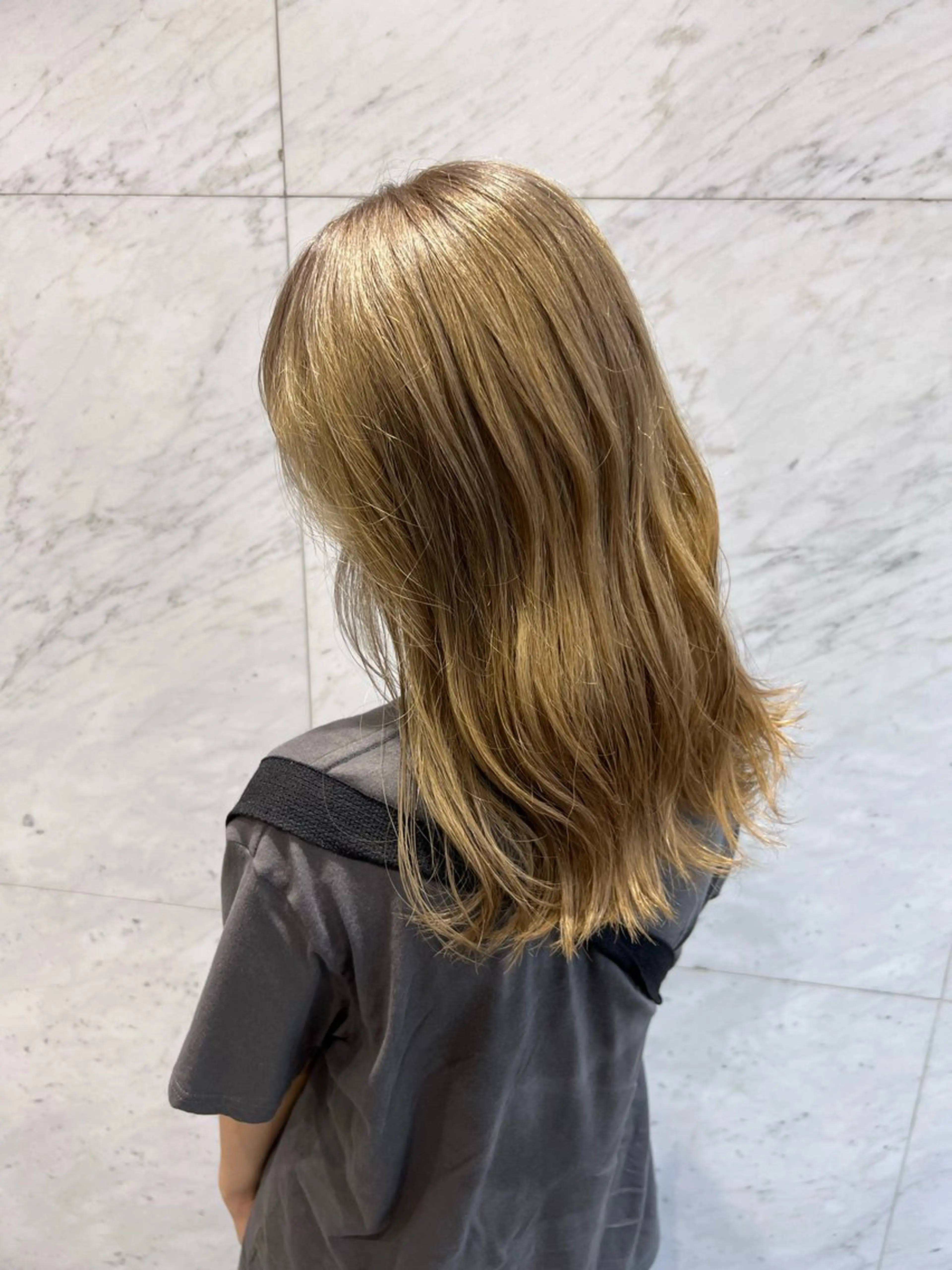 ミディアム カラー ベージュカラー ハイトーンカラー ミルクティーベージュ カット ヘアカラー トリートメント Bei Licoldo.Atole  ベイリコルド アトリ所属・ブリーチ、縮毛 髪質改善　宮城一真のヘアスタイル