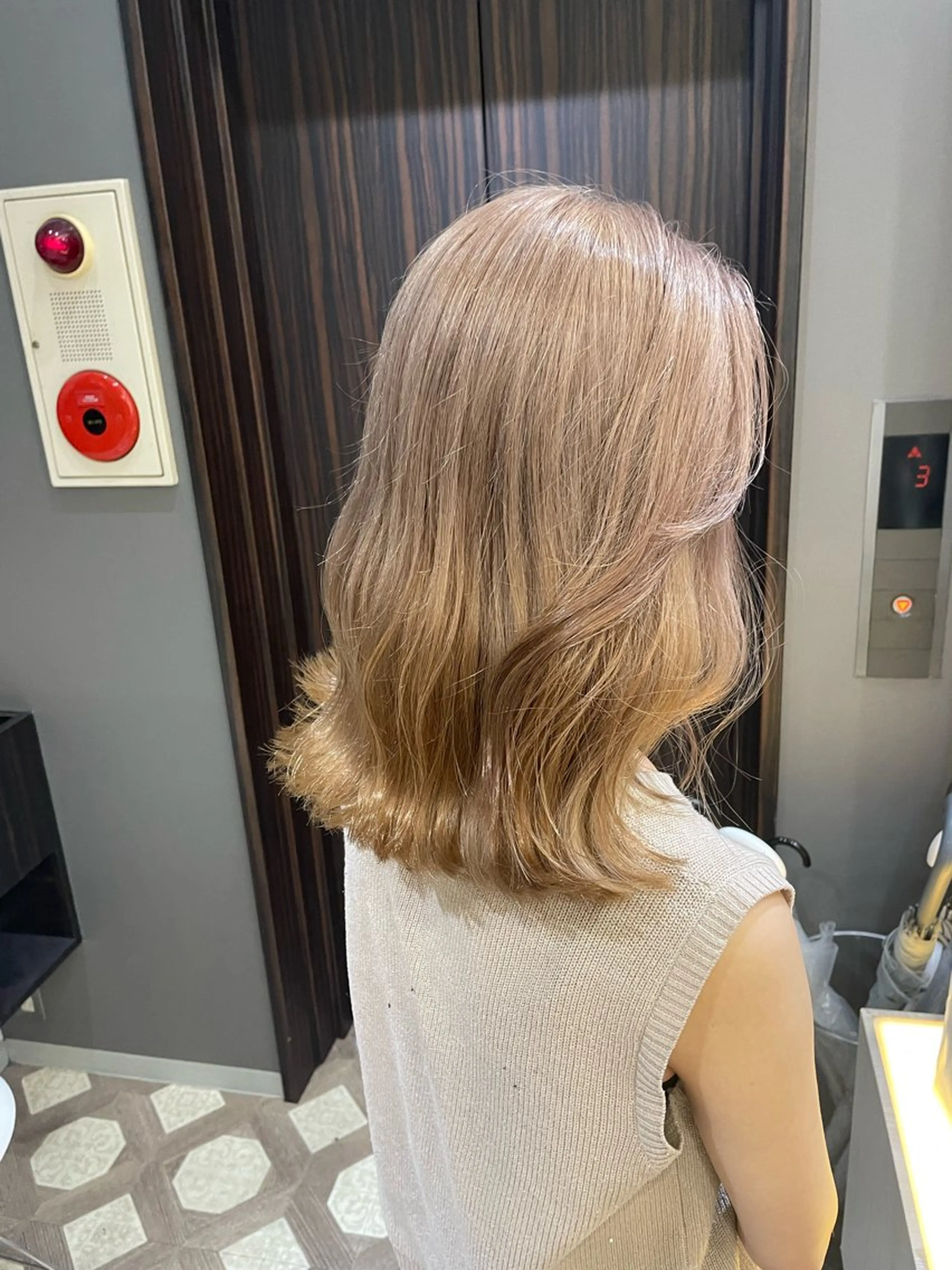 カラー AIRI layer cut hairのヘアスタイル