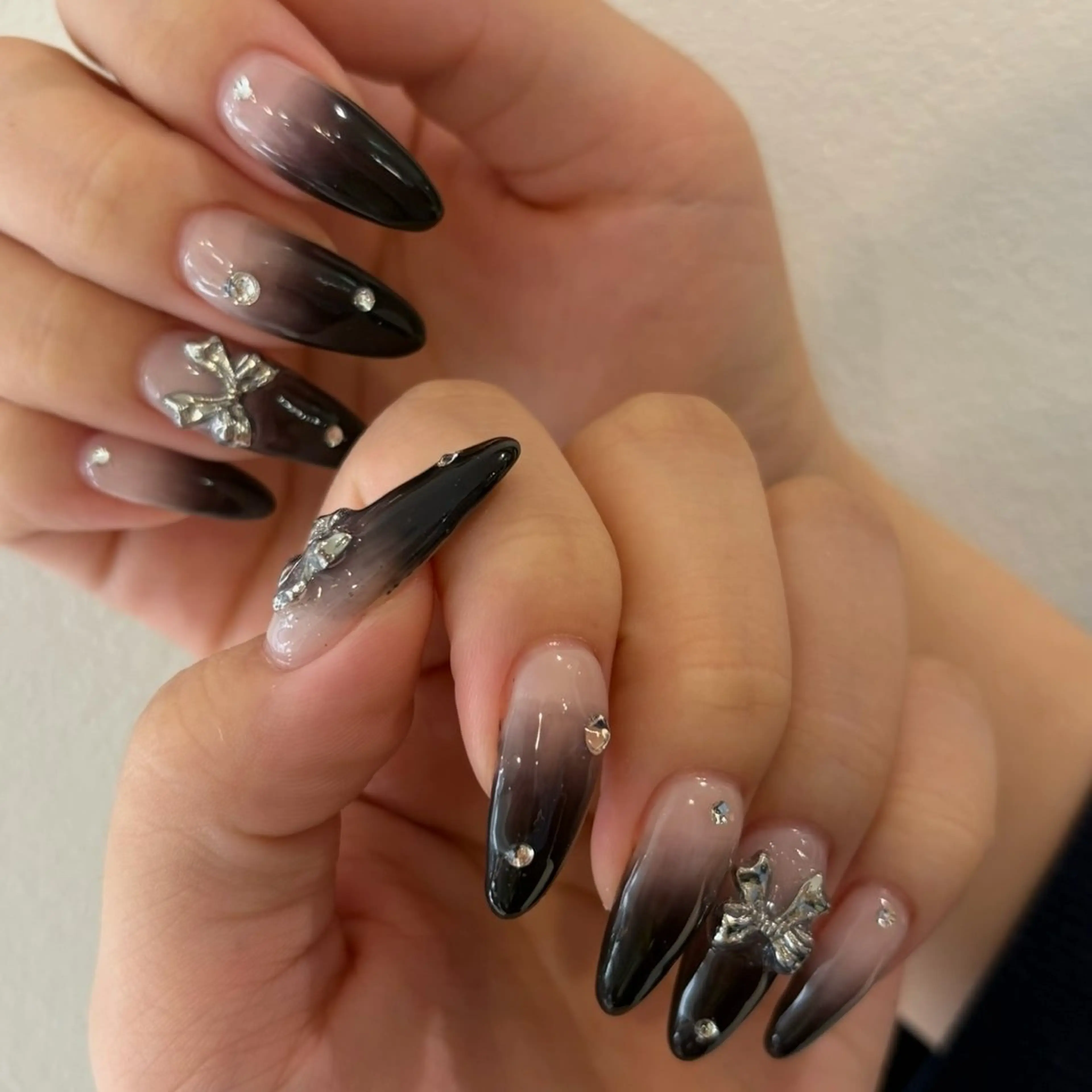 ネイル リボン ストーンネイル ハンドネイル 𝑟𝑖𝑠𝑎 🕯‎🤍のネイルデザイン