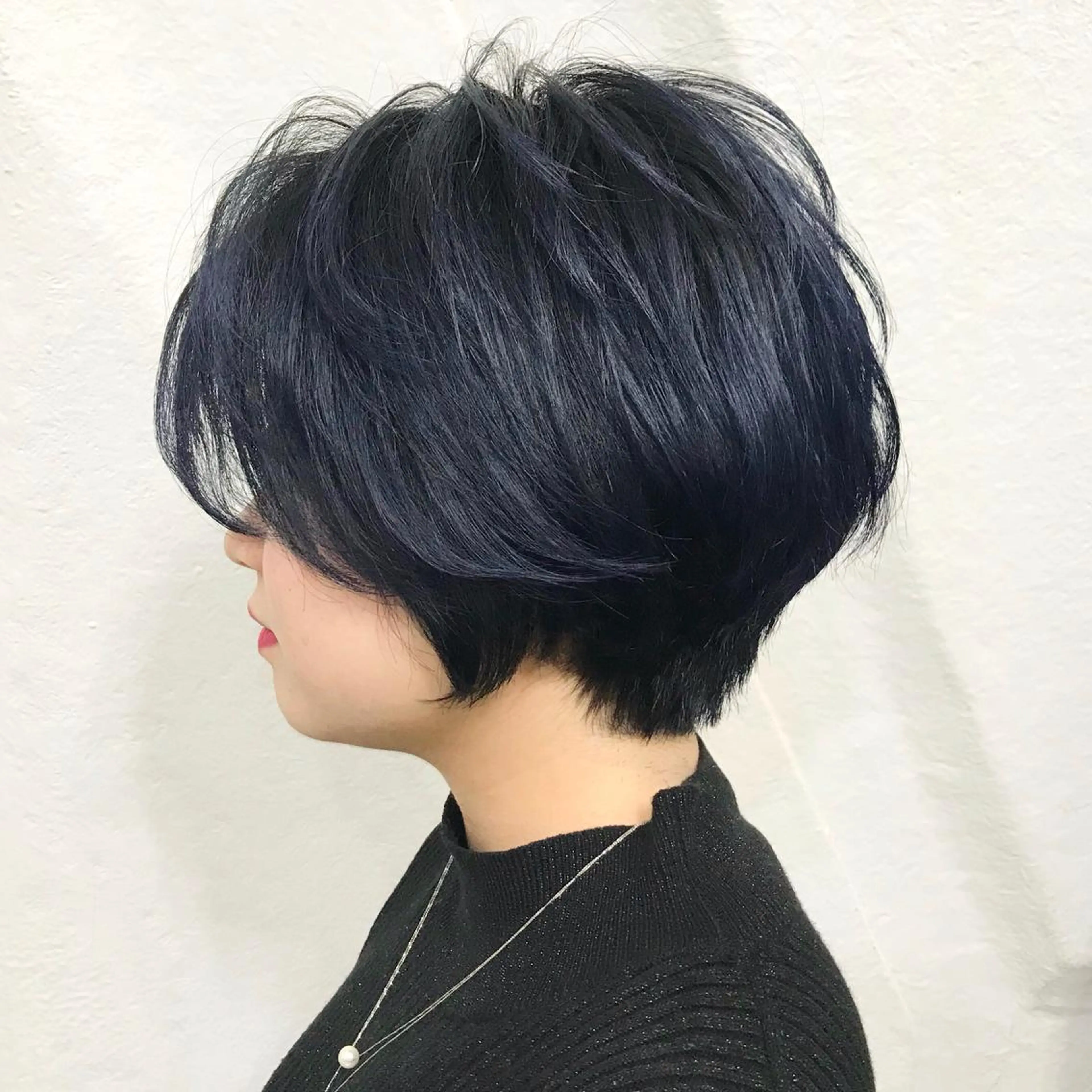 ショート カラー ブリーチ ブルーカラー ネイビーカラー ショートヘア サロウィン所属・K-POP好き美容師 🇰🇷Kai.Yのヘアスタイル