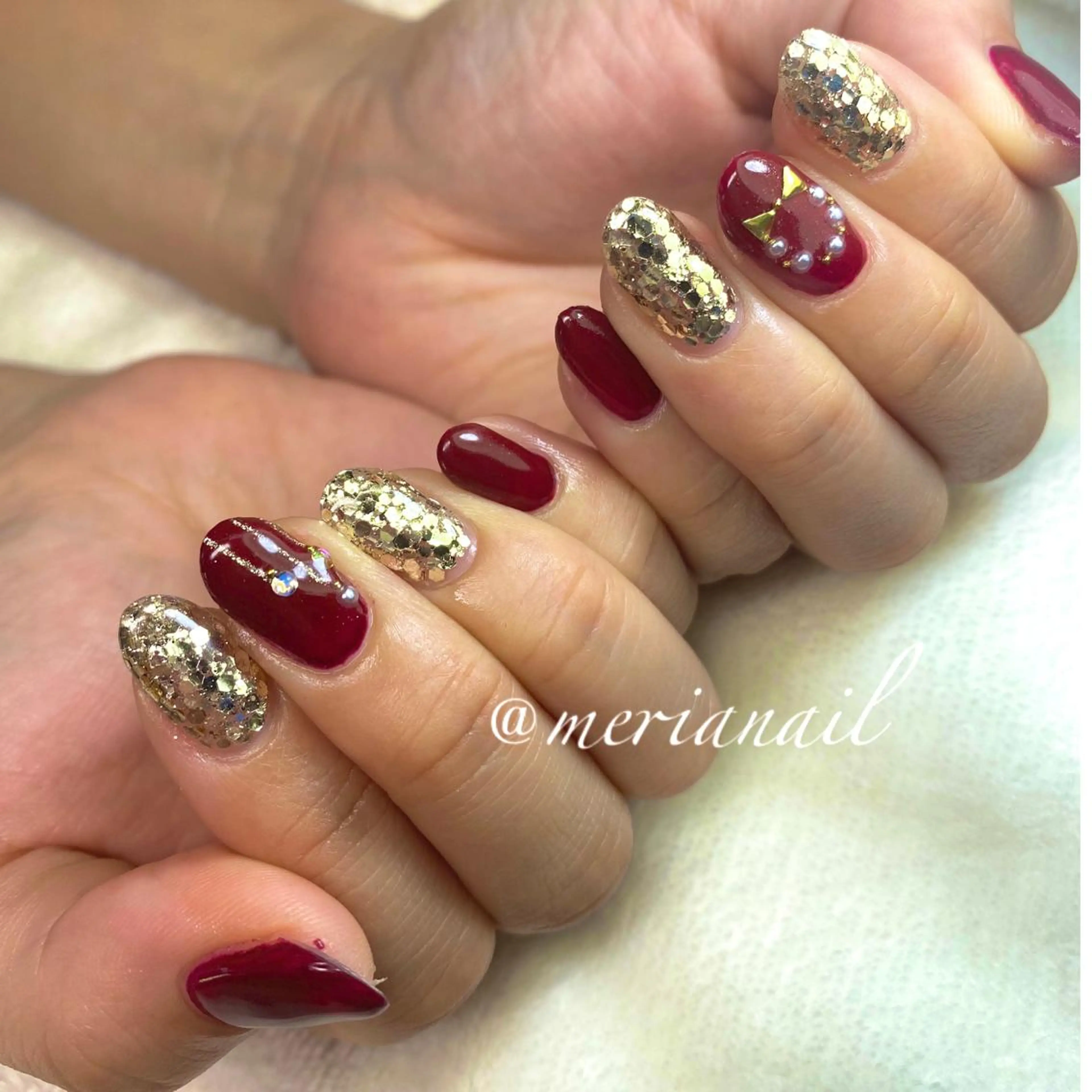 ミディアム カラー ネイル ボルドーカラー クリスマス アートネイル ボルドー ストーンネイル ハンドネイル INFINITY所属・INFINITY nailのネイルデザイン