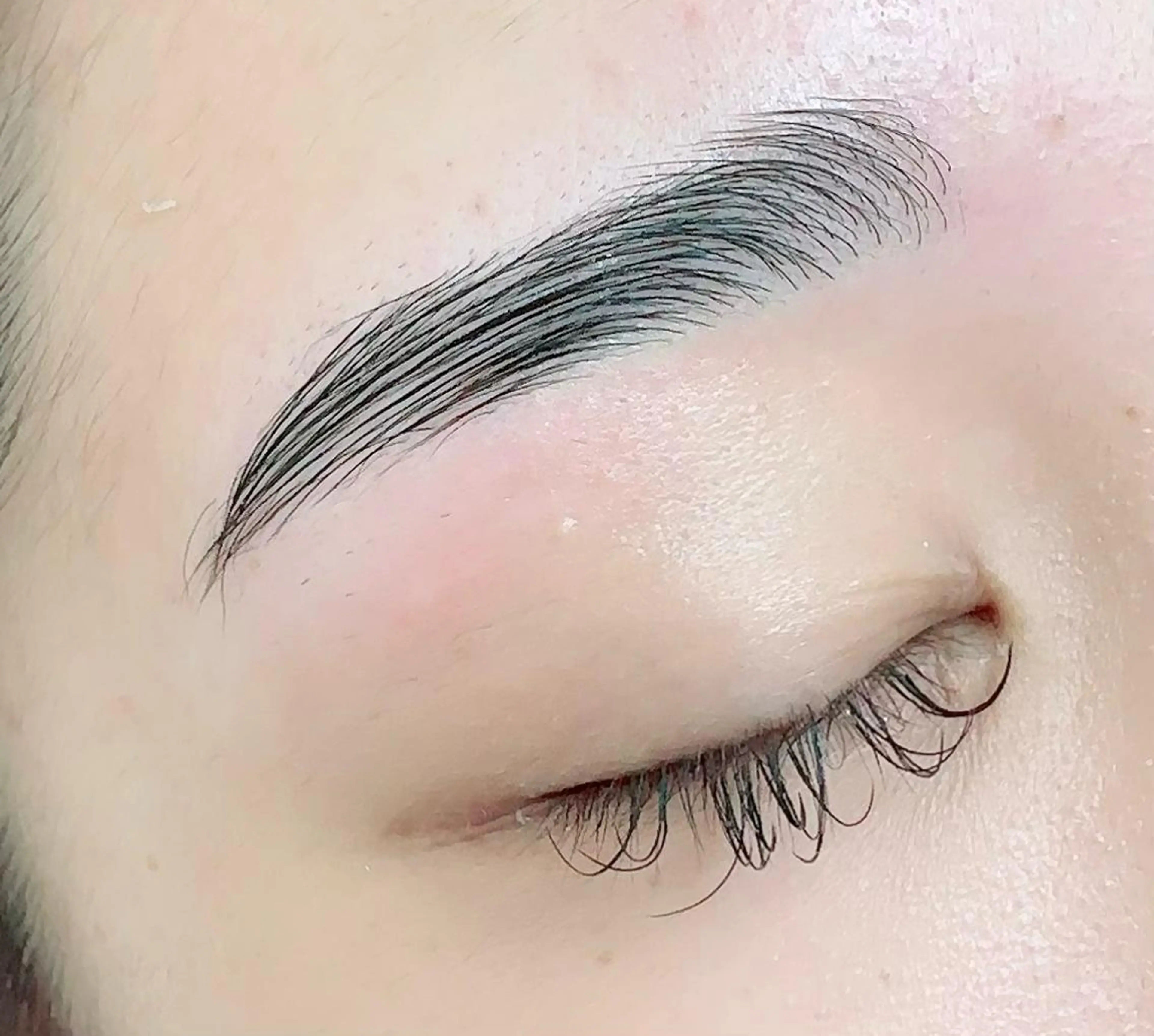 アイブロウ ハリウッドブロウリフト eyelist mikiのマツエク・マツパデザイン