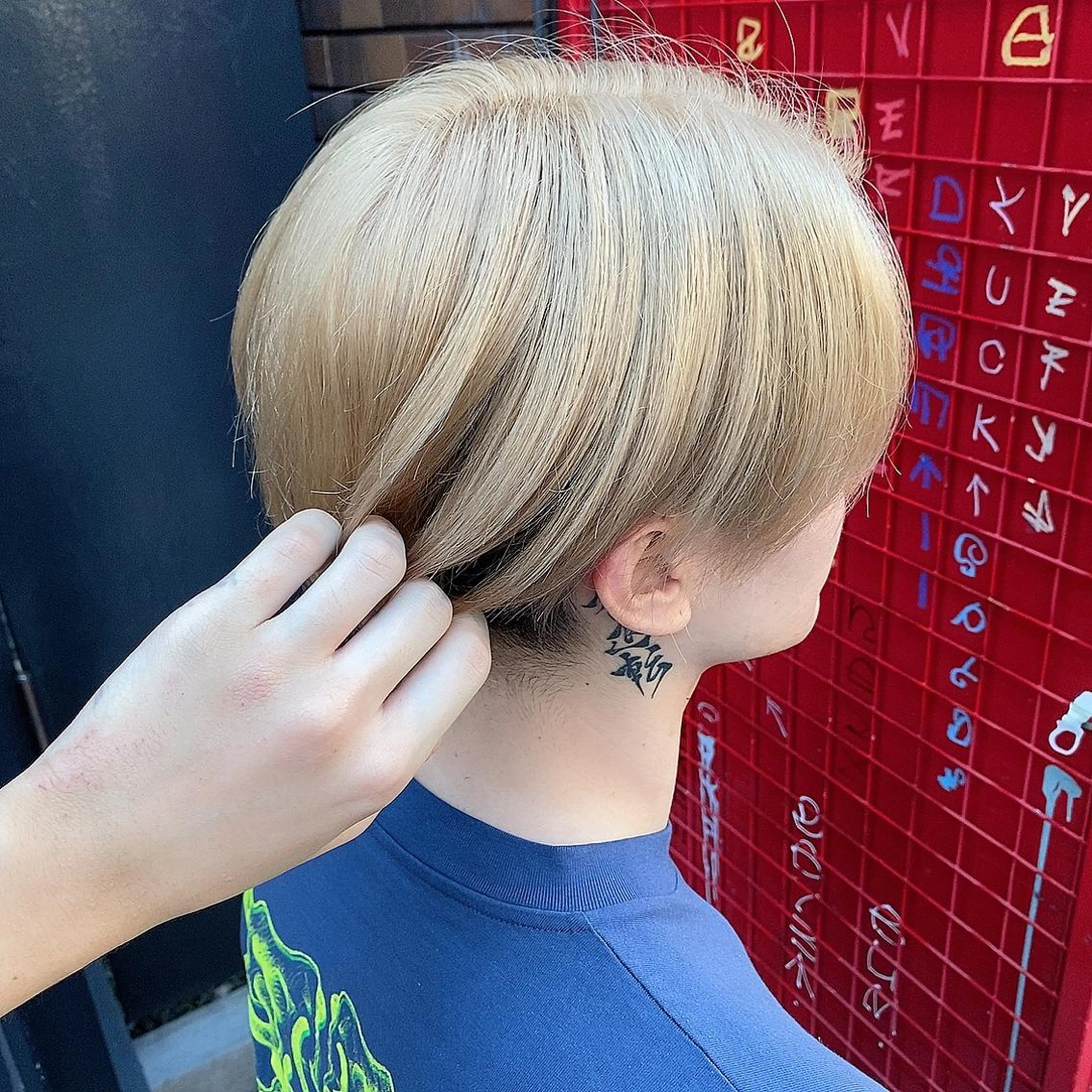 ショート カラー メンズ メンズハイトーン ベージュカラー ハイトーンカラー ハイトーンベージュ 熊谷ウルフ・レイヤー あゆむのヘアスタイル