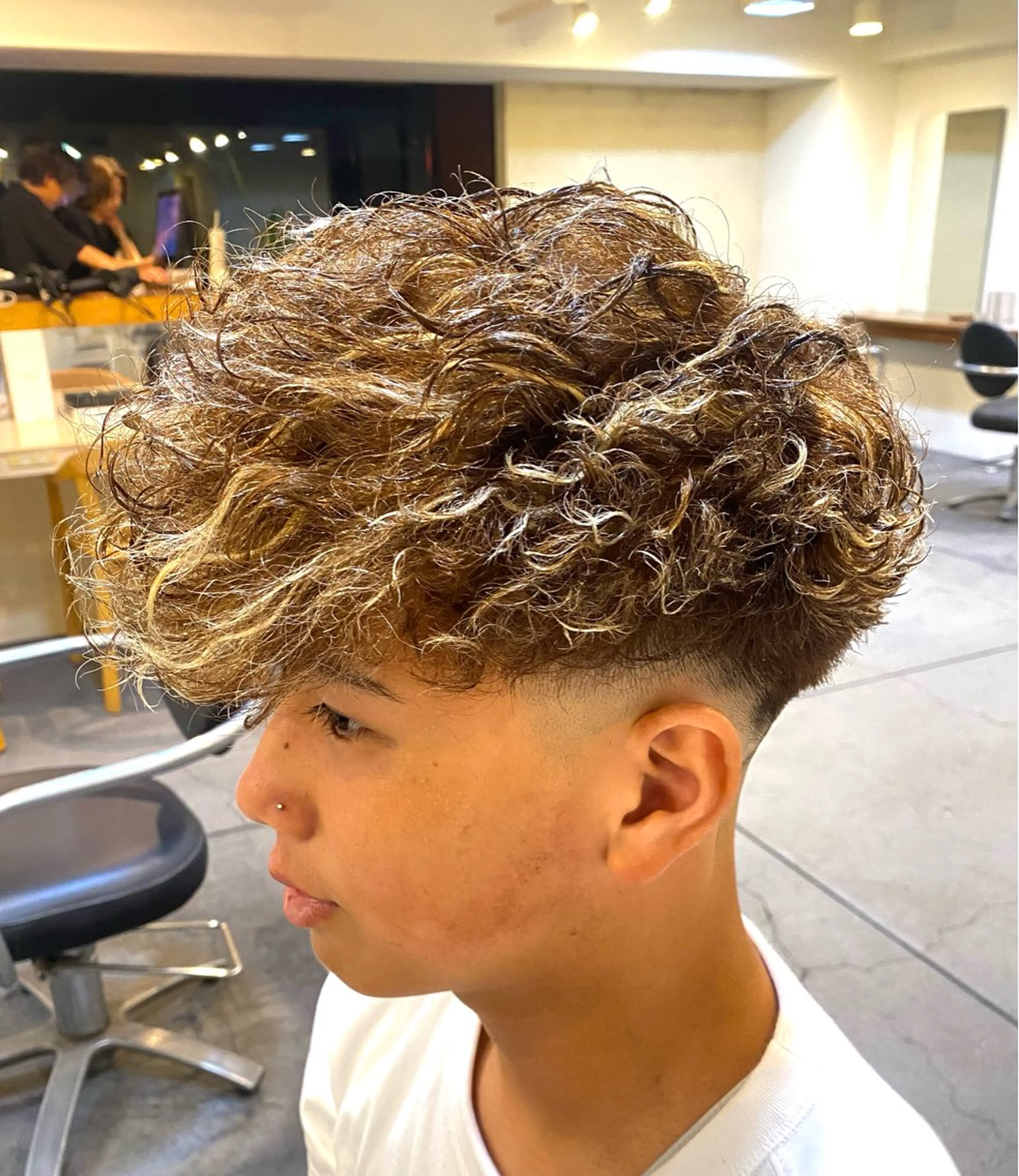 ミディアム カラー パーマ メンズ メンズハイライト スペインカール ブラウンカラー ハイライトカラー 外国人風カラー カット パーマ 谷口 悠生のヘアスタイル