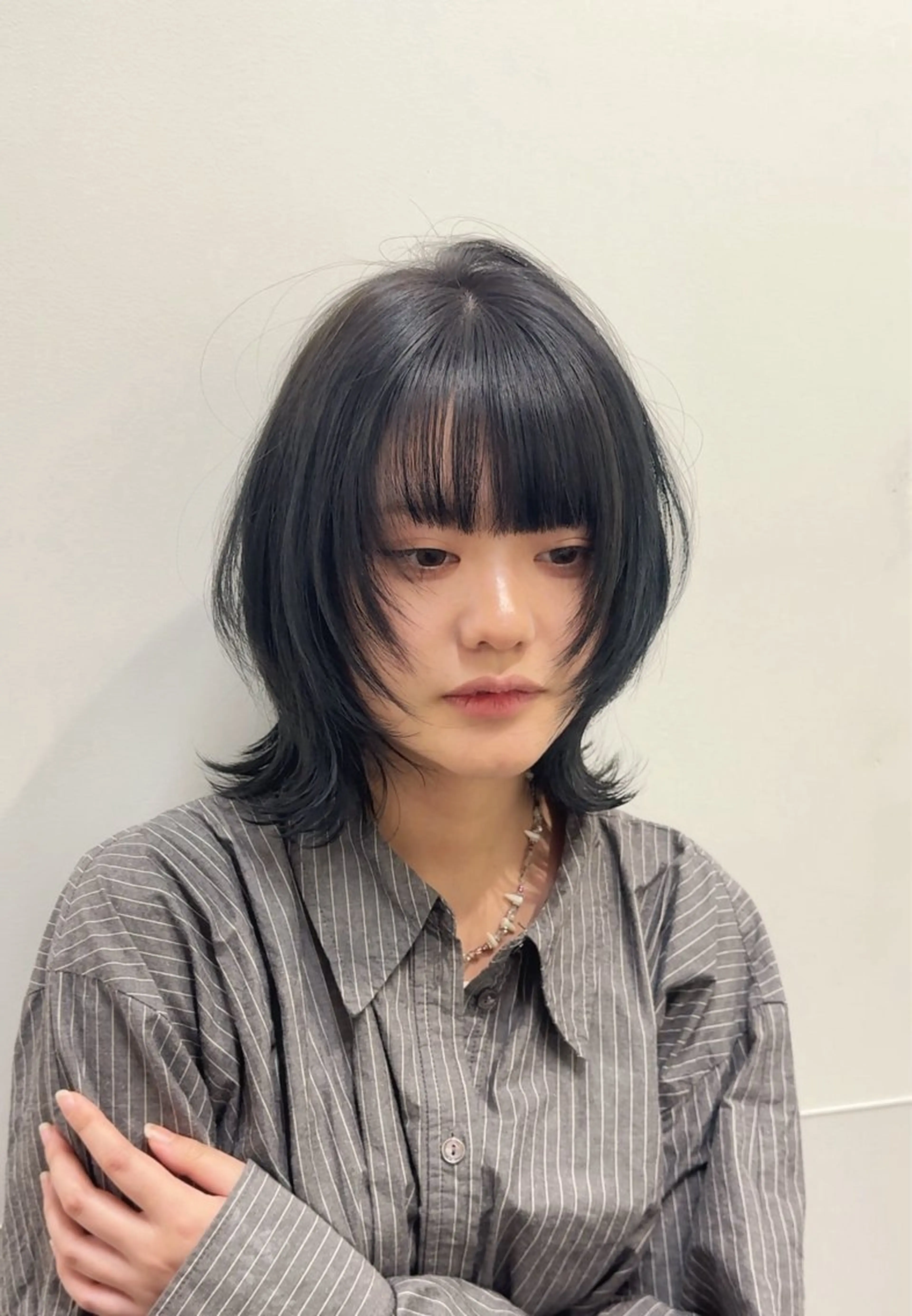 ミディアム カラー ダークグレー ダークグレージュ グレージュ くびれヘア ウルフカット カット ヘアカラー SALOWIN新宿三丁目【サロウィン】所属・レイヤー🔶髪質改善 🔶透明感カラー青木のヘアスタイル