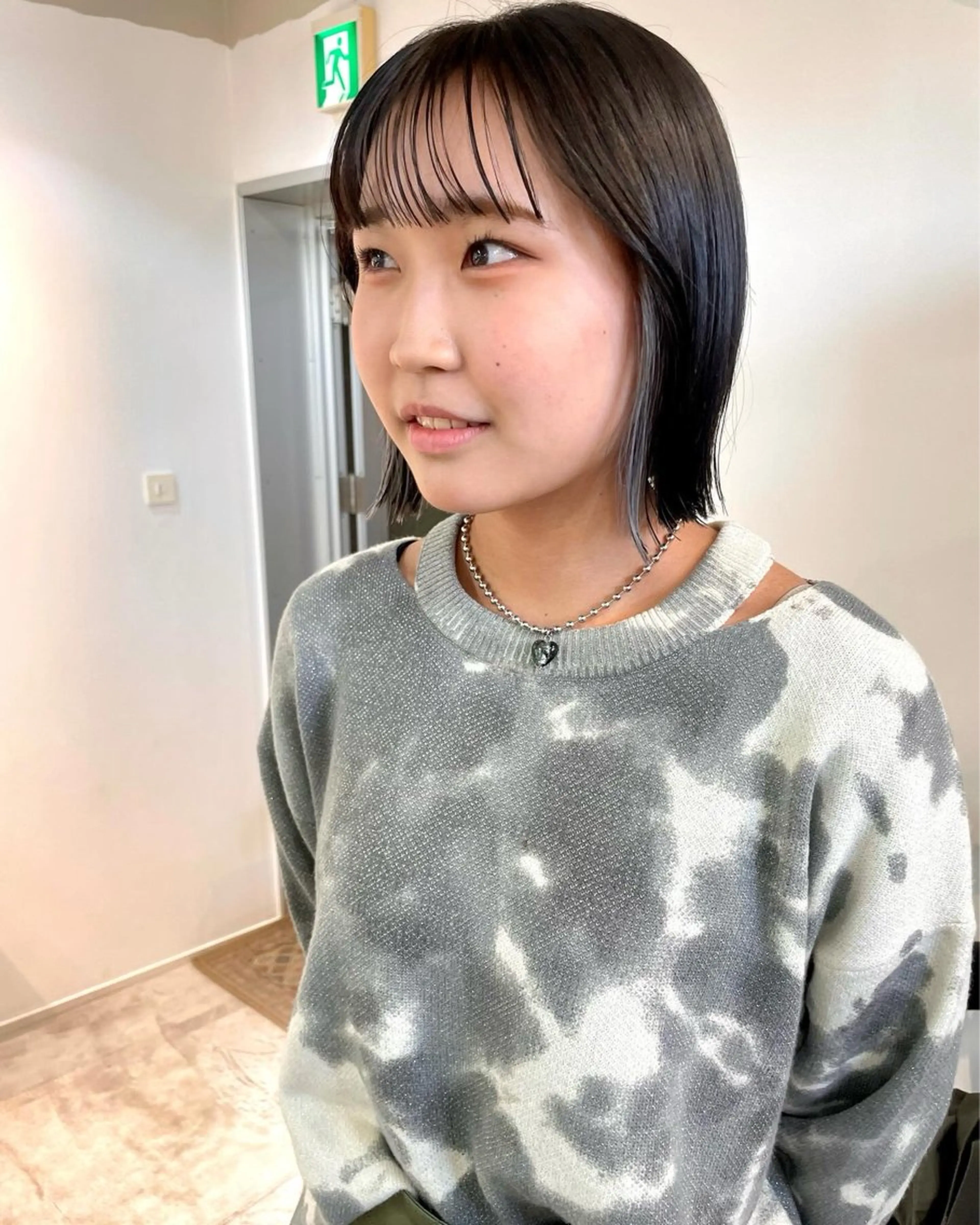 ミディアム カラー ブリーチ インナーカラー シルバー ボブ 外ハネヘア fit/ madokaのヘアスタイル