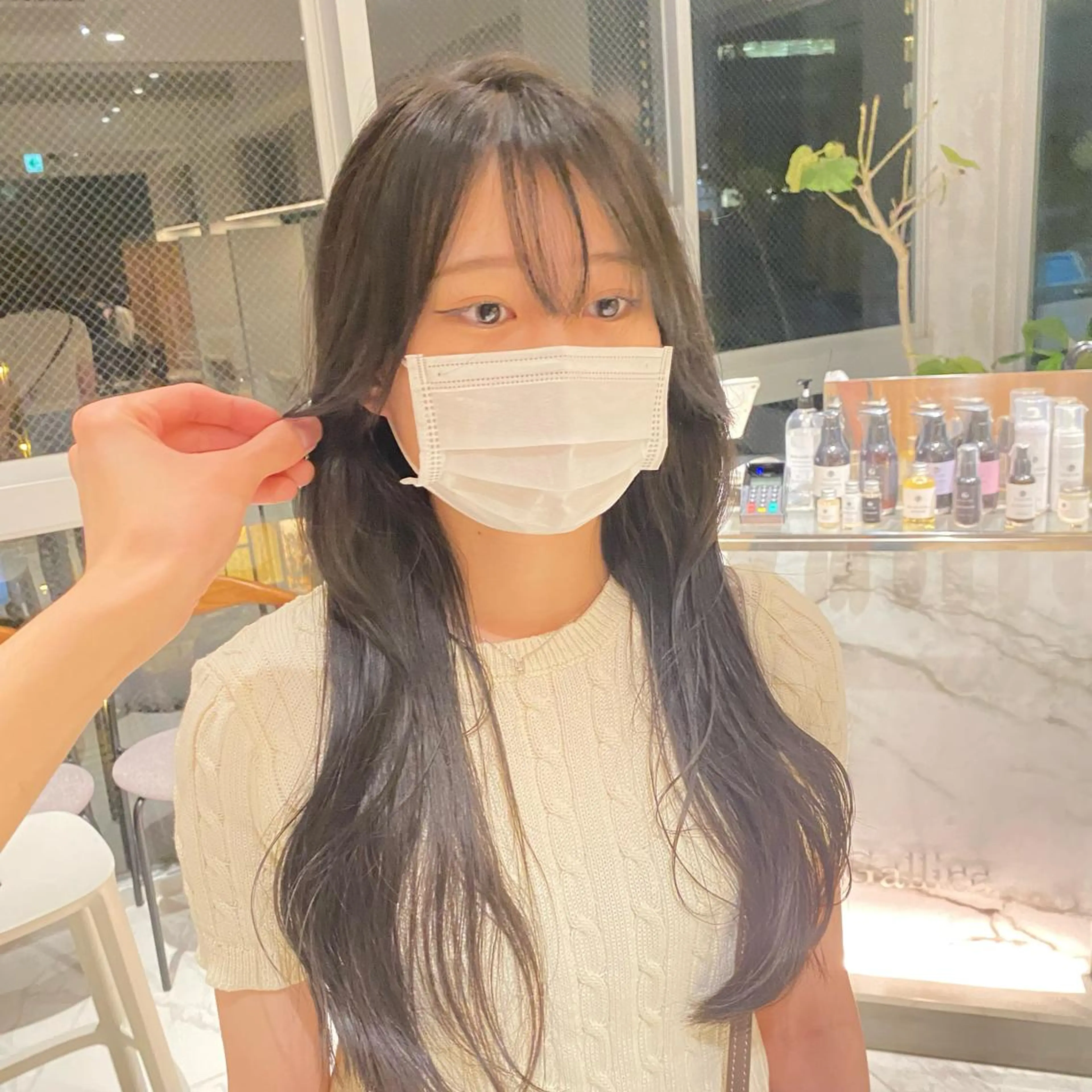 ロング カラー ブリーチなし 寒色カラーのヘアスタイル