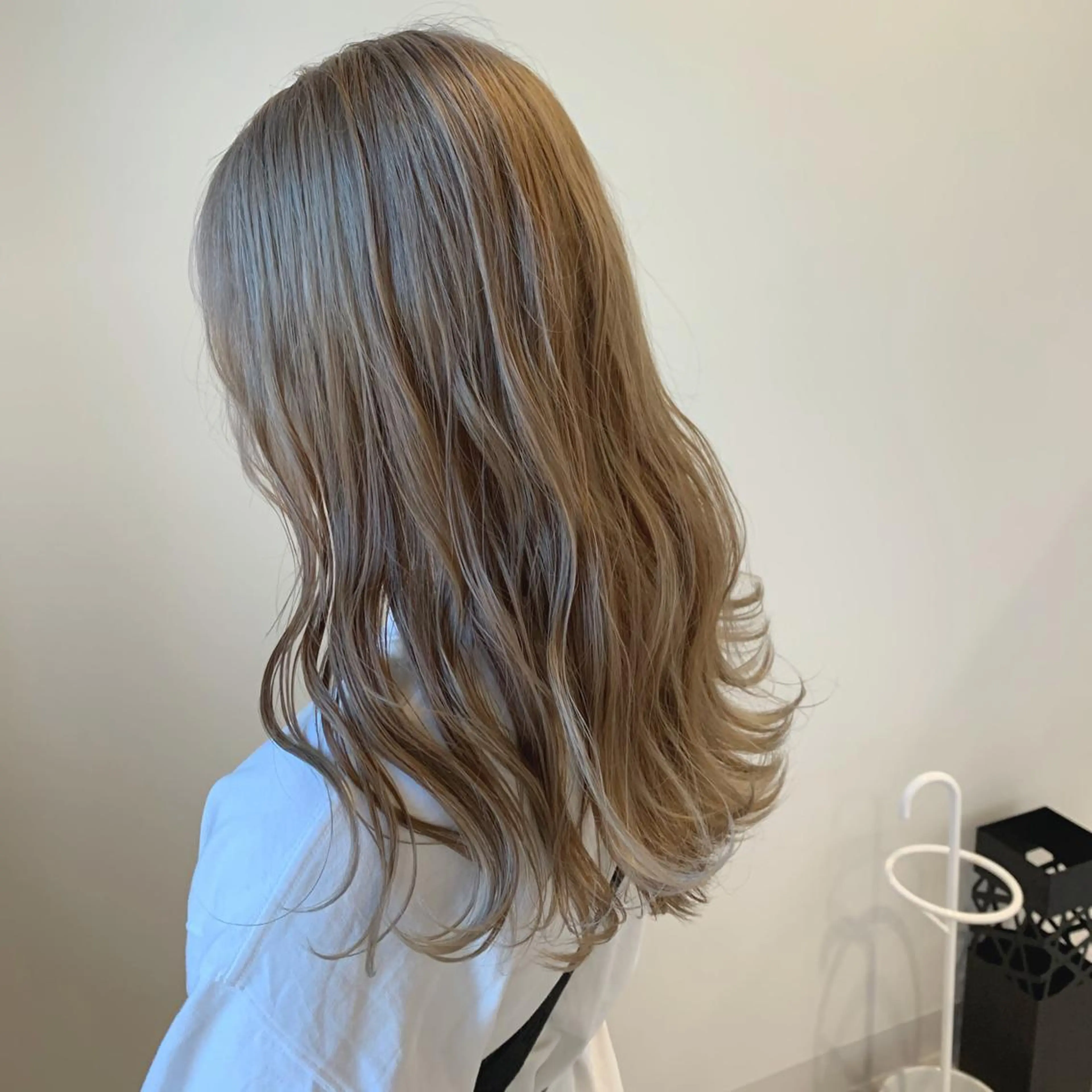 ミディアム カラー ベージュカラー ブリーチ グレージュ ミルクティーグレージュ 清水 亮太／赤み消しカラーのヘアスタイル