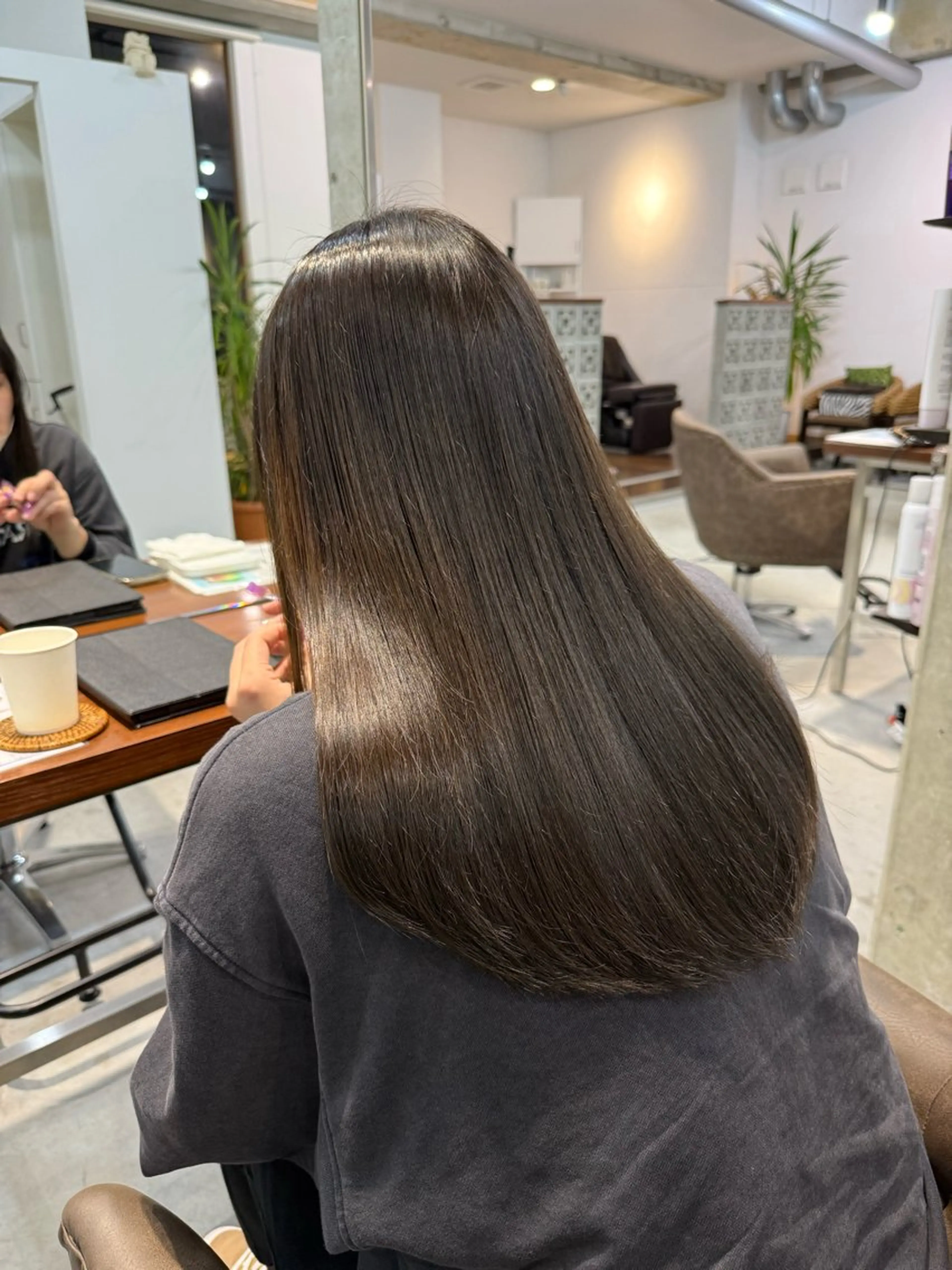 ロング カラー グレージュ オリーブグレージュ オリーブグレー カット ヘアカラー トリートメント カイリ /レイヤーカットのヘアスタイル