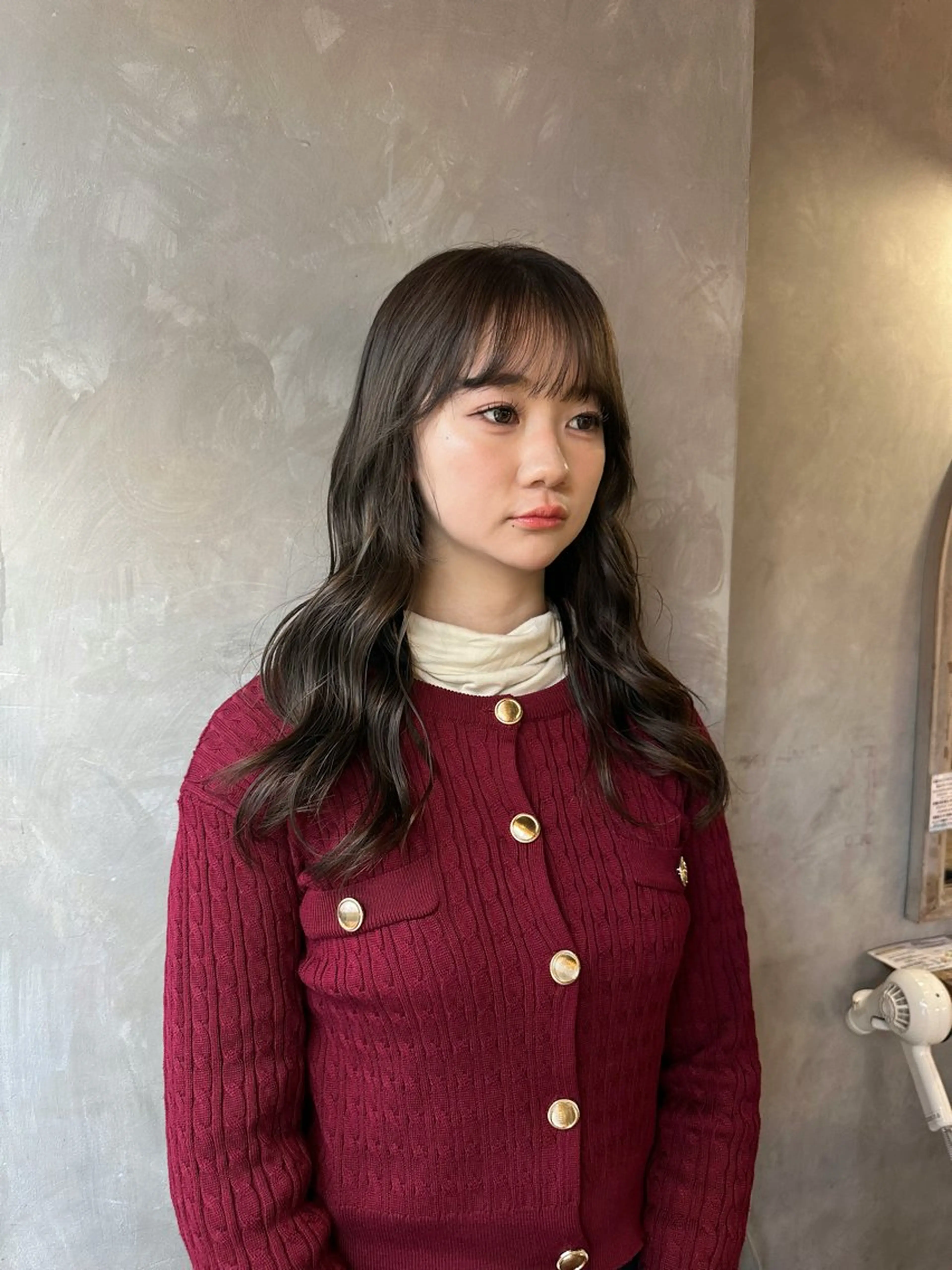 ロング コナカ モエのヘアスタイル