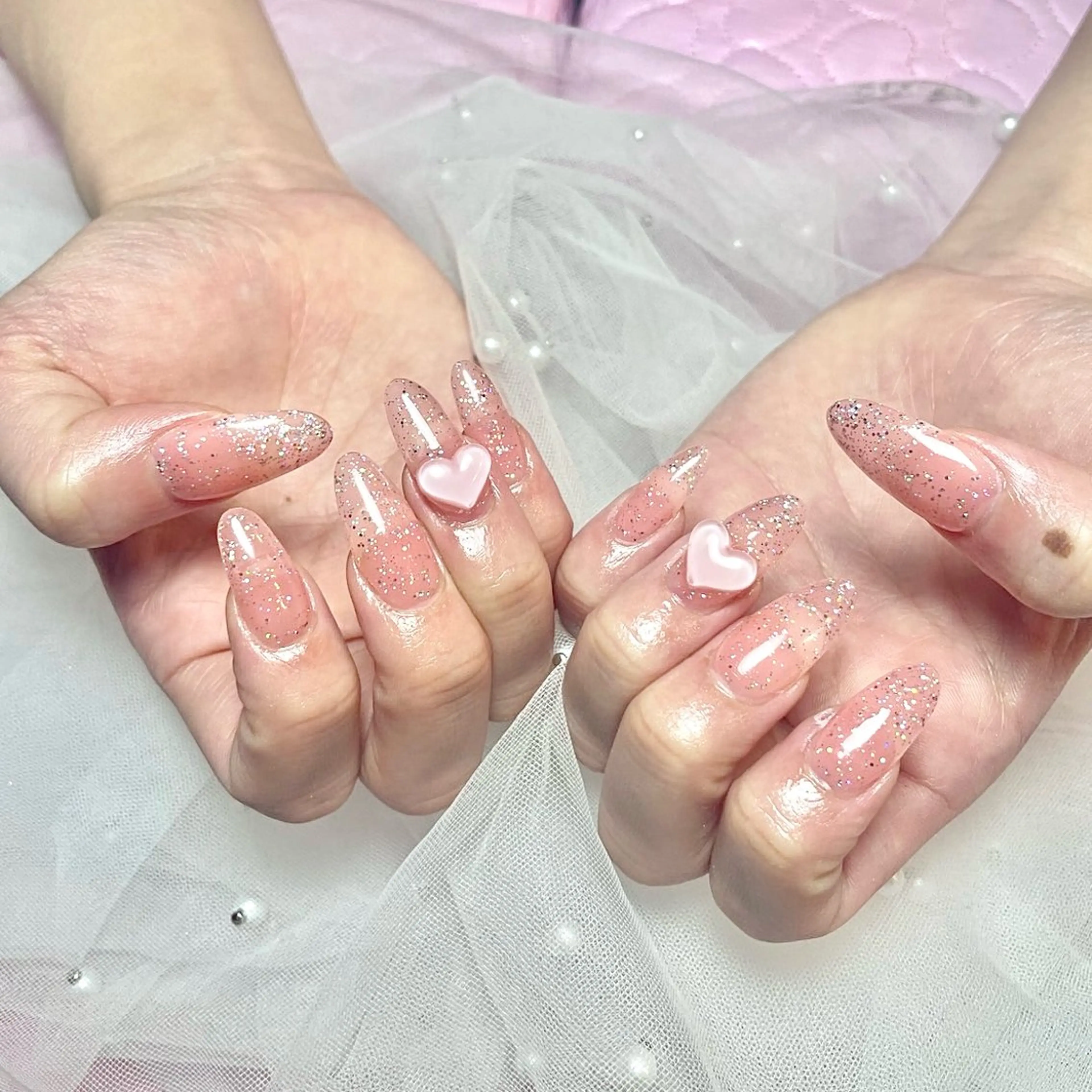 ネイル ハート キラキラネイル ラメ(グリッター) ワンカラーネイル バレンタイン ハンドネイル PINKY nail所属・ピンキー 池田公園店のネイルデザイン