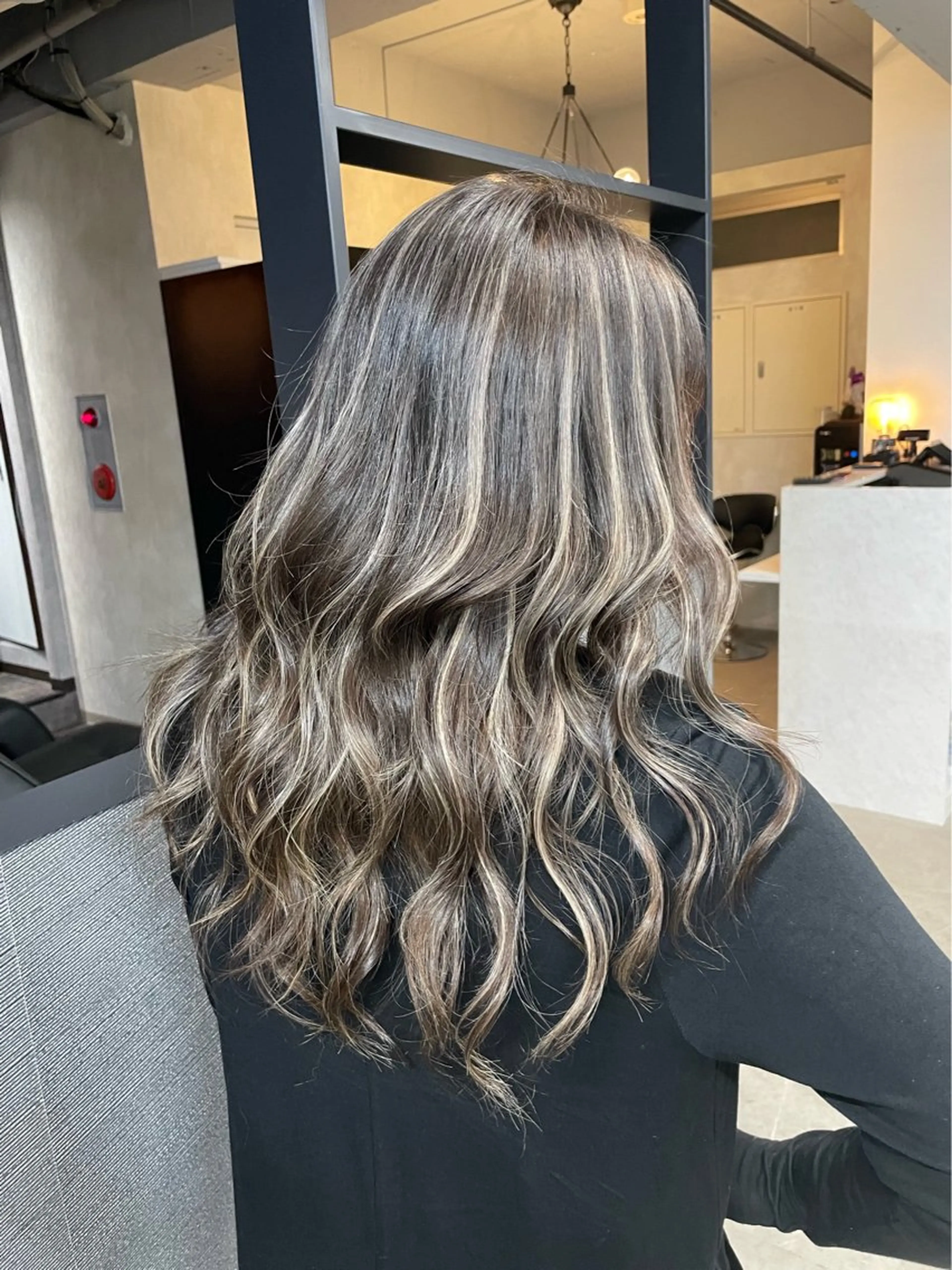 ロング カラー ハイライト/レイヤー ミルクティー/山本のヘアスタイル