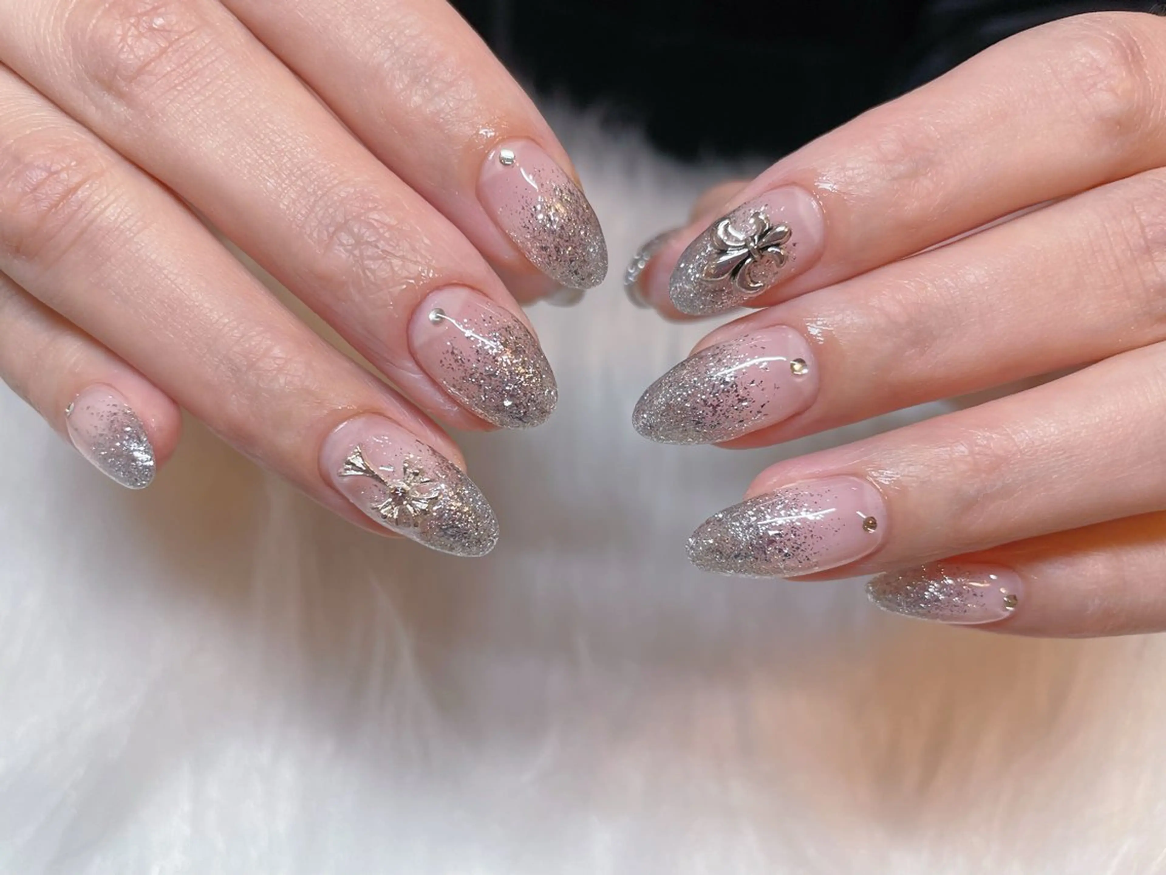 ネイル キラキラネイル シルバー ハンドネイル エン Nail salonのネイルデザイン