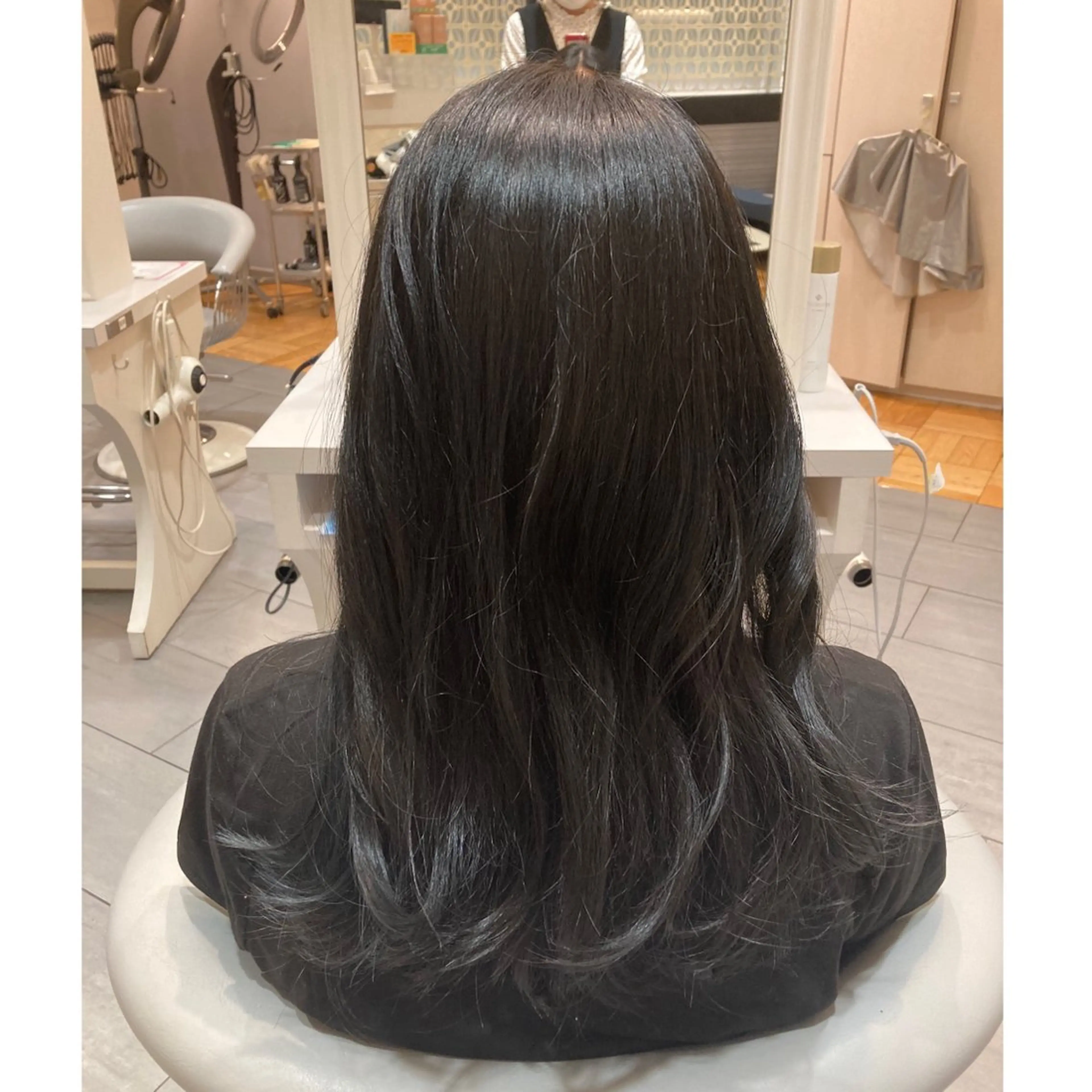 ロング カラー アッシュ 黒髪 ブリーチ ブルーカラー ブルーブラック 西田 夏望のヘアスタイル