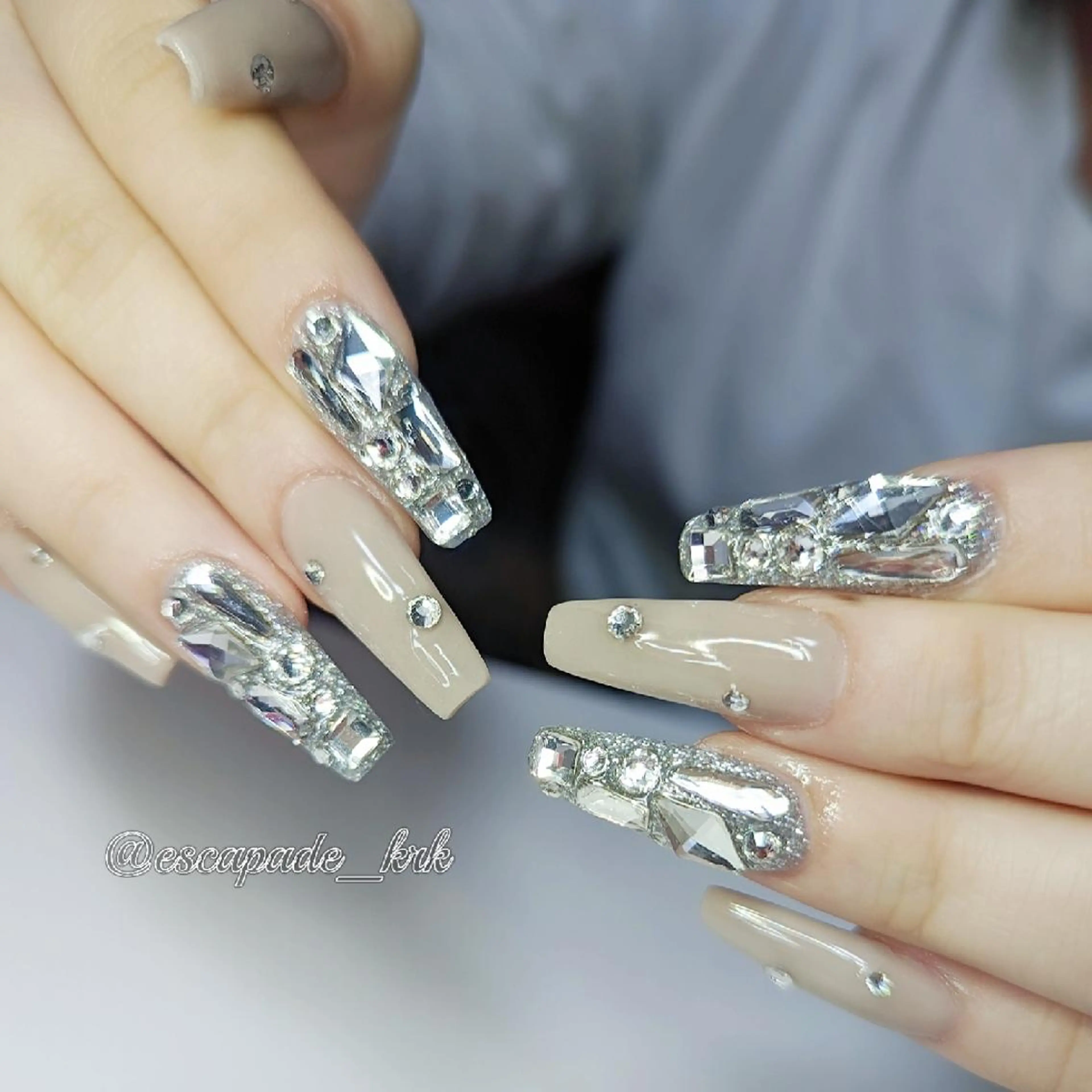 セミロング ネイル ストーンネイル ハンドネイル クロキ 。のネイルデザイン