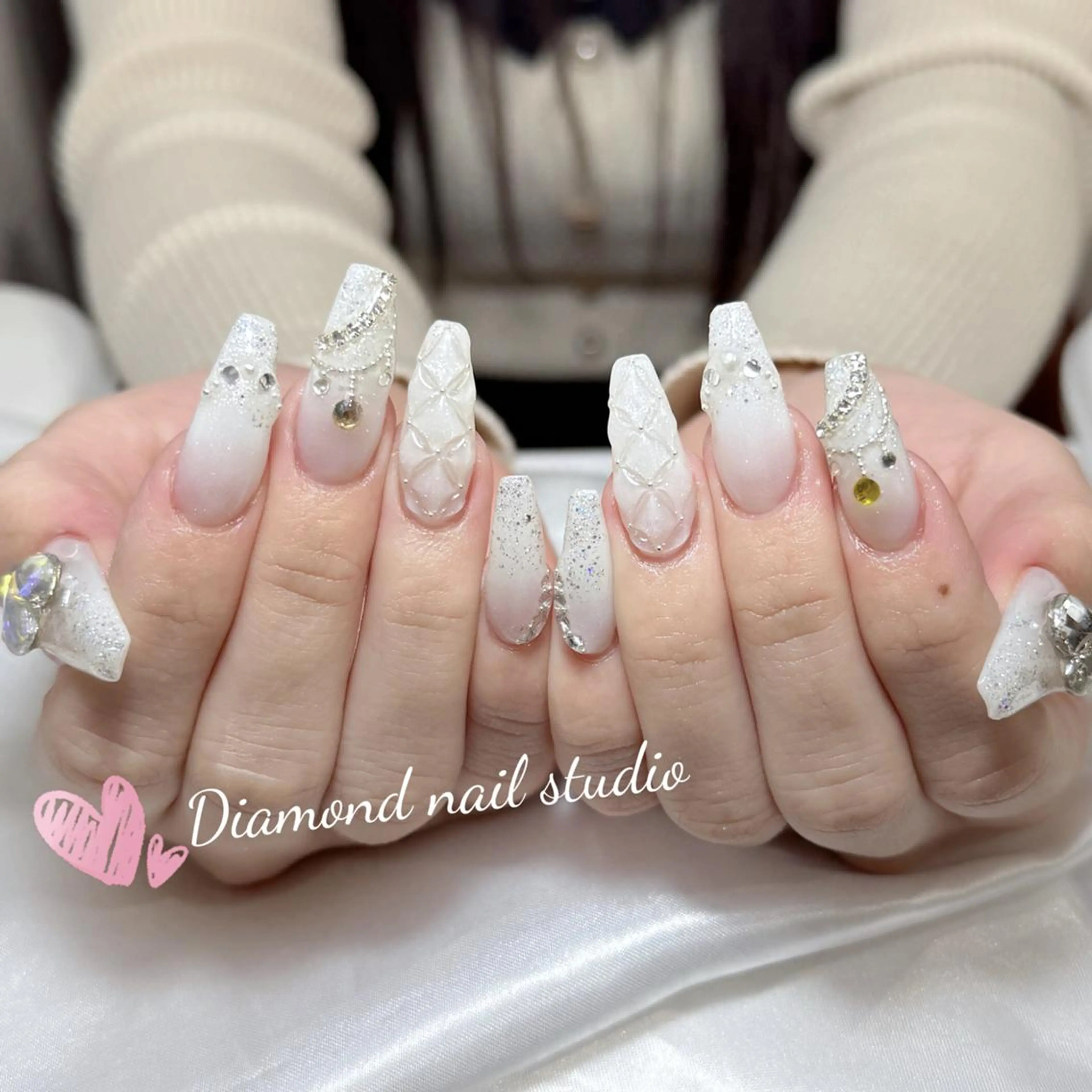 ネイル アートネイル オーロラネイル ガーリー キラキラネイル 韓国ネイル ハンドネイル DIANMOND NAIL🌸のネイルデザイン